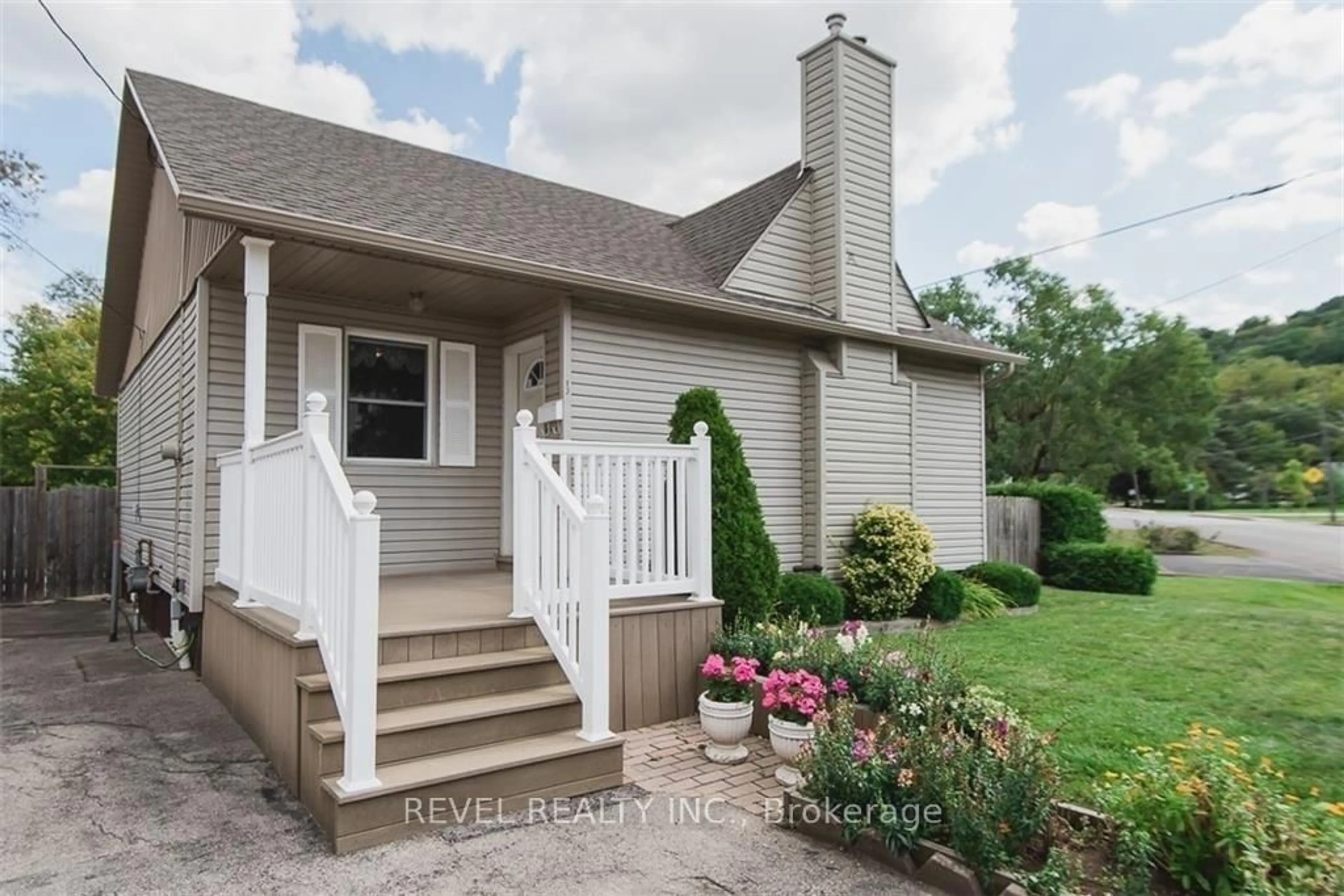 Home with vinyl exterior material, street for 13 New Mountain Rd, Hamilton Ontario L8G 2R4