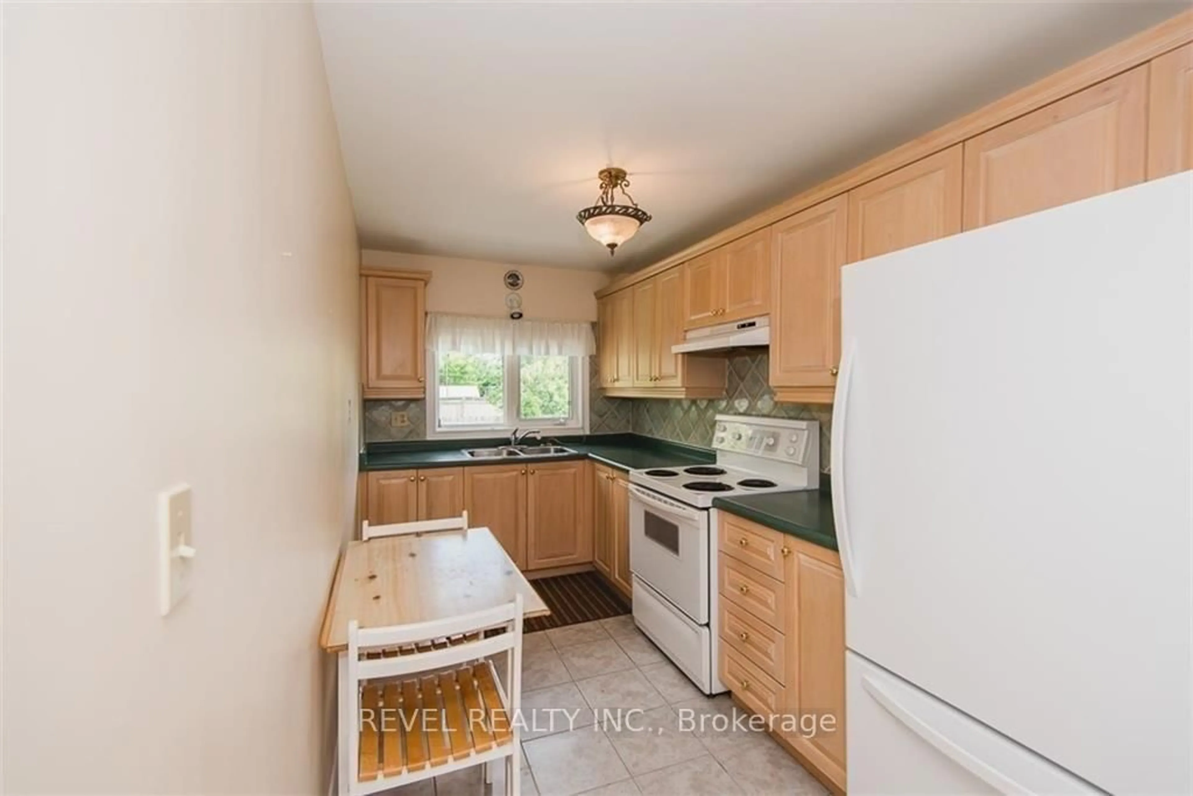 Standard kitchen, unknown for 13 New Mountain Rd, Hamilton Ontario L8G 2R4