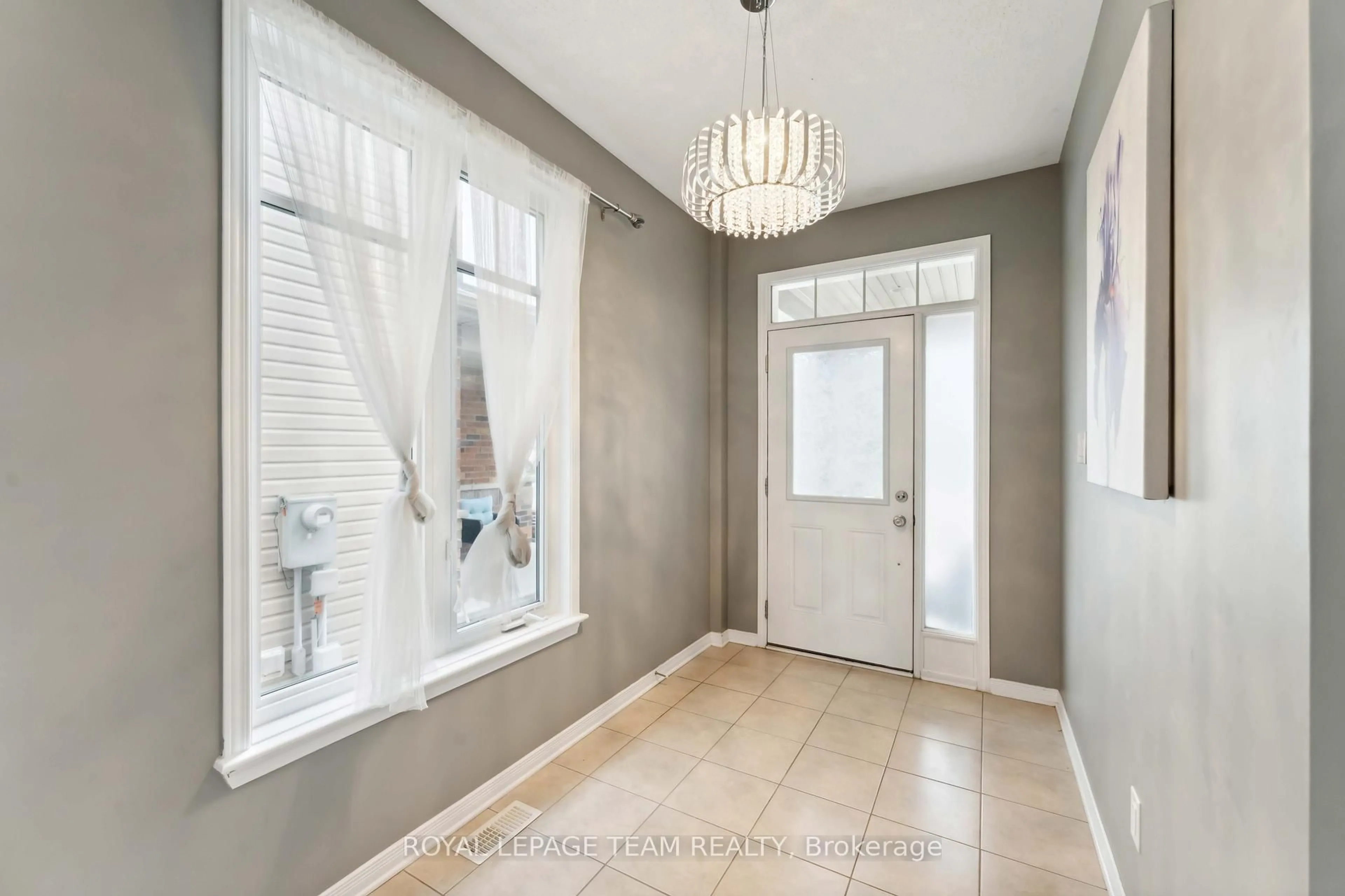 Indoor entryway for 52 Tapadero Ave, Ottawa Ontario K2V 0E1