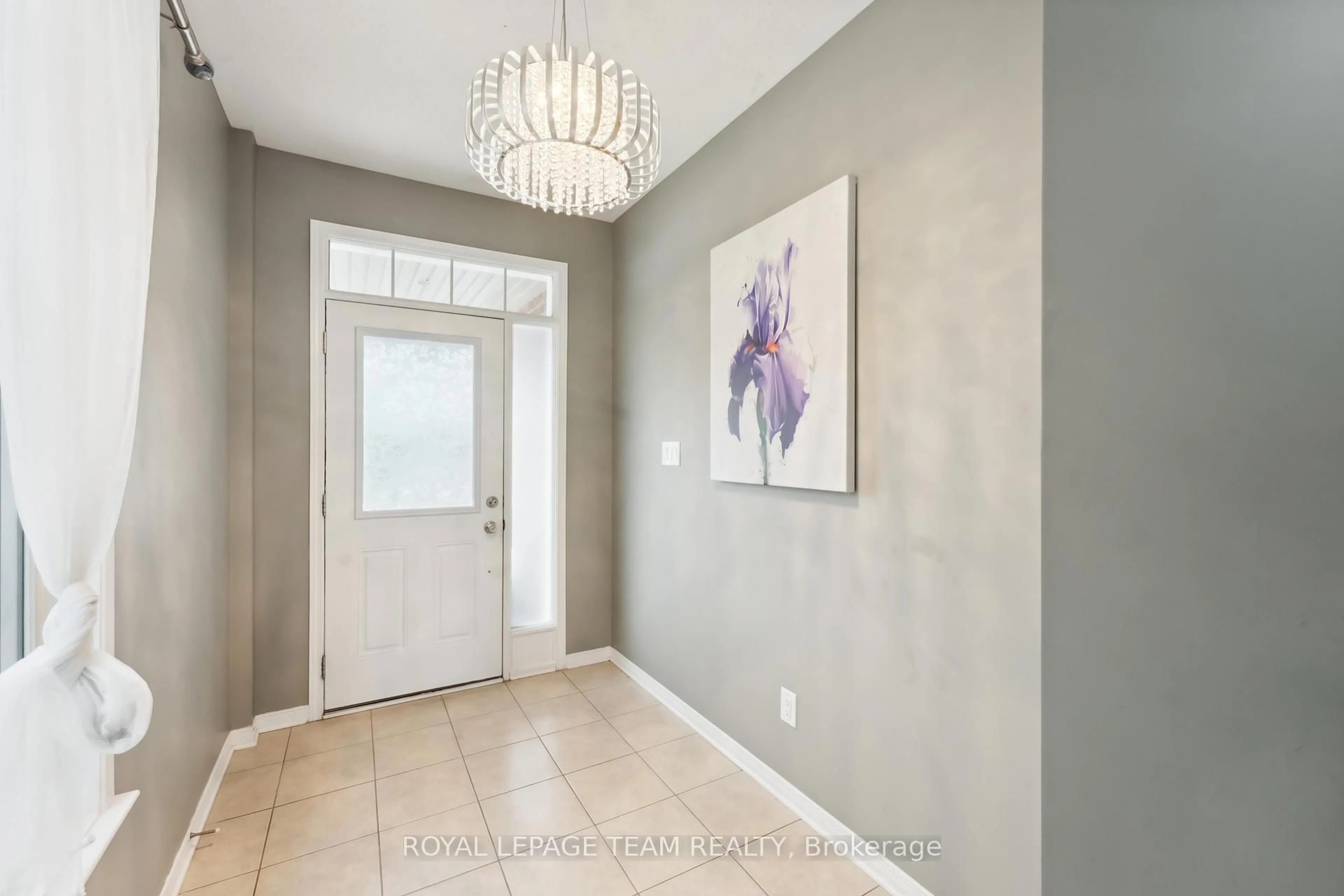 Indoor entryway for 52 Tapadero Ave, Ottawa Ontario K2V 0E1