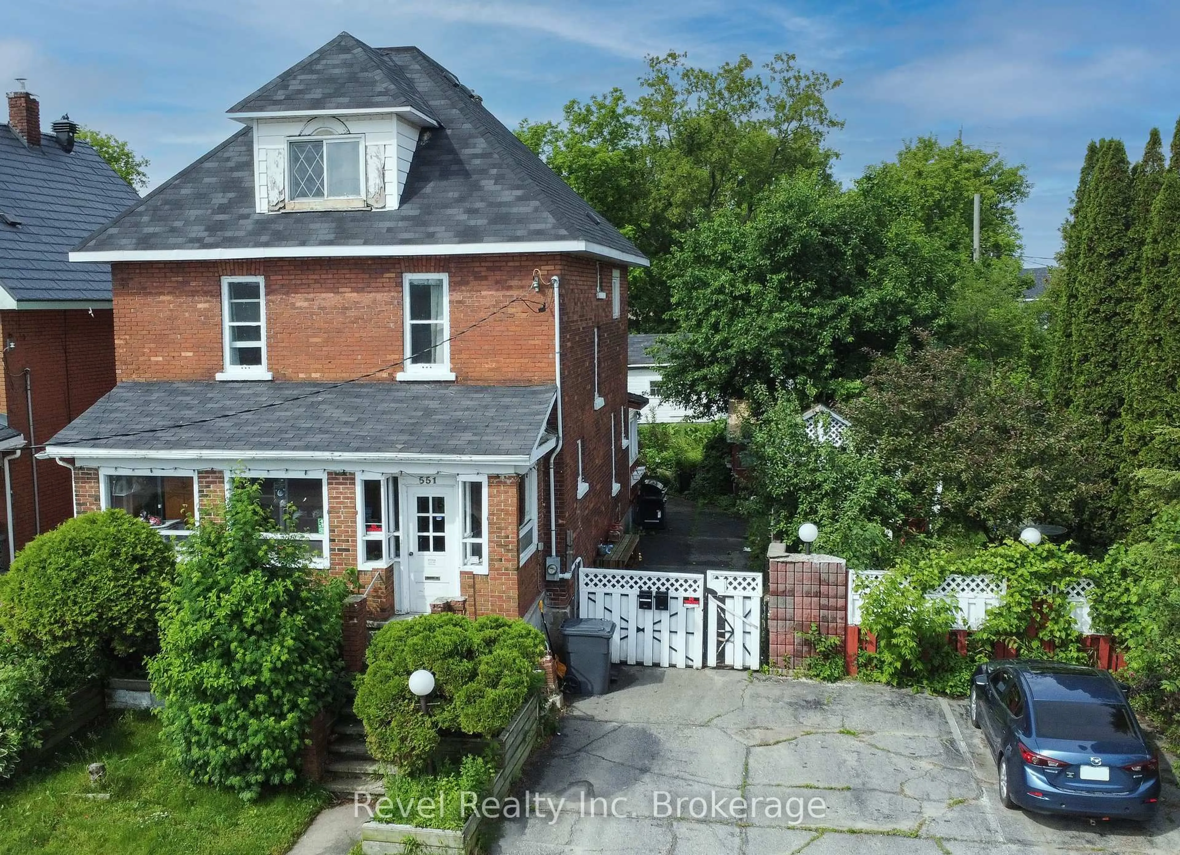 A pic from outside/outdoor area/front of a property/back of a property/a pic from drone, street for 551 First Ave, North Bay Ontario P1B 1K5