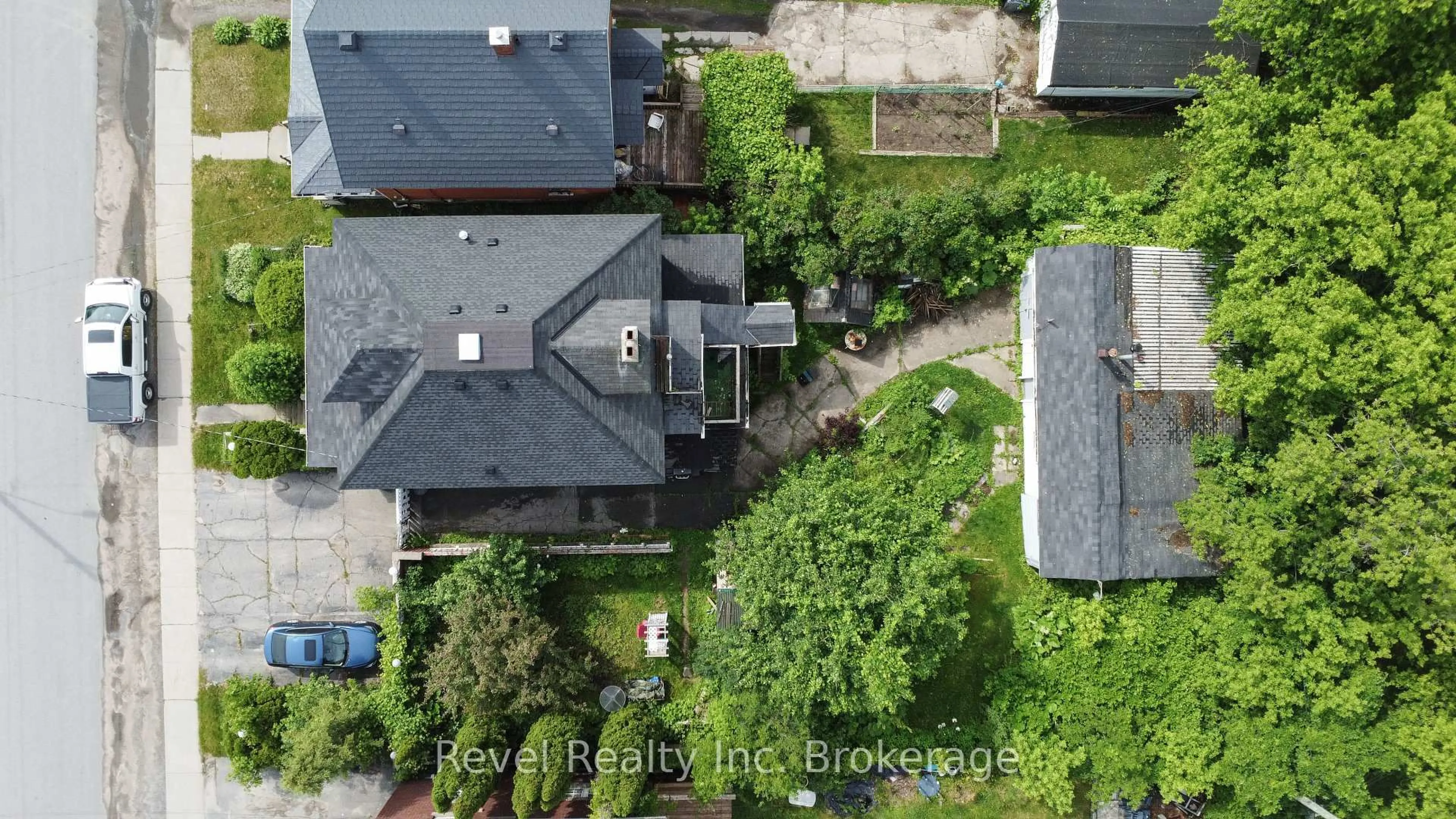 A pic from outside/outdoor area/front of a property/back of a property/a pic from drone, street for 551 First Ave, North Bay Ontario P1B 1K5