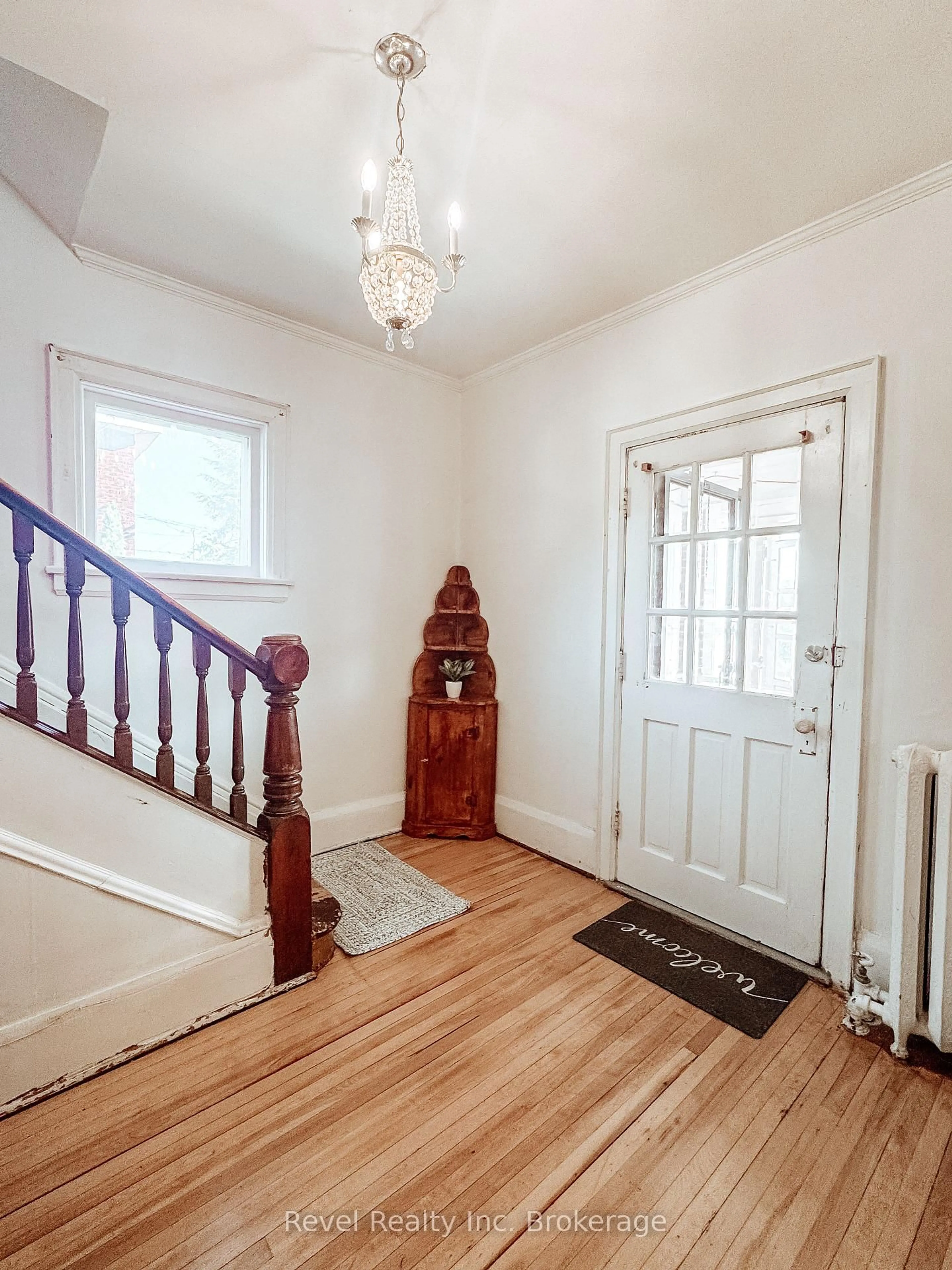 Indoor foyer for 551 First Ave, North Bay Ontario P1B 1K5