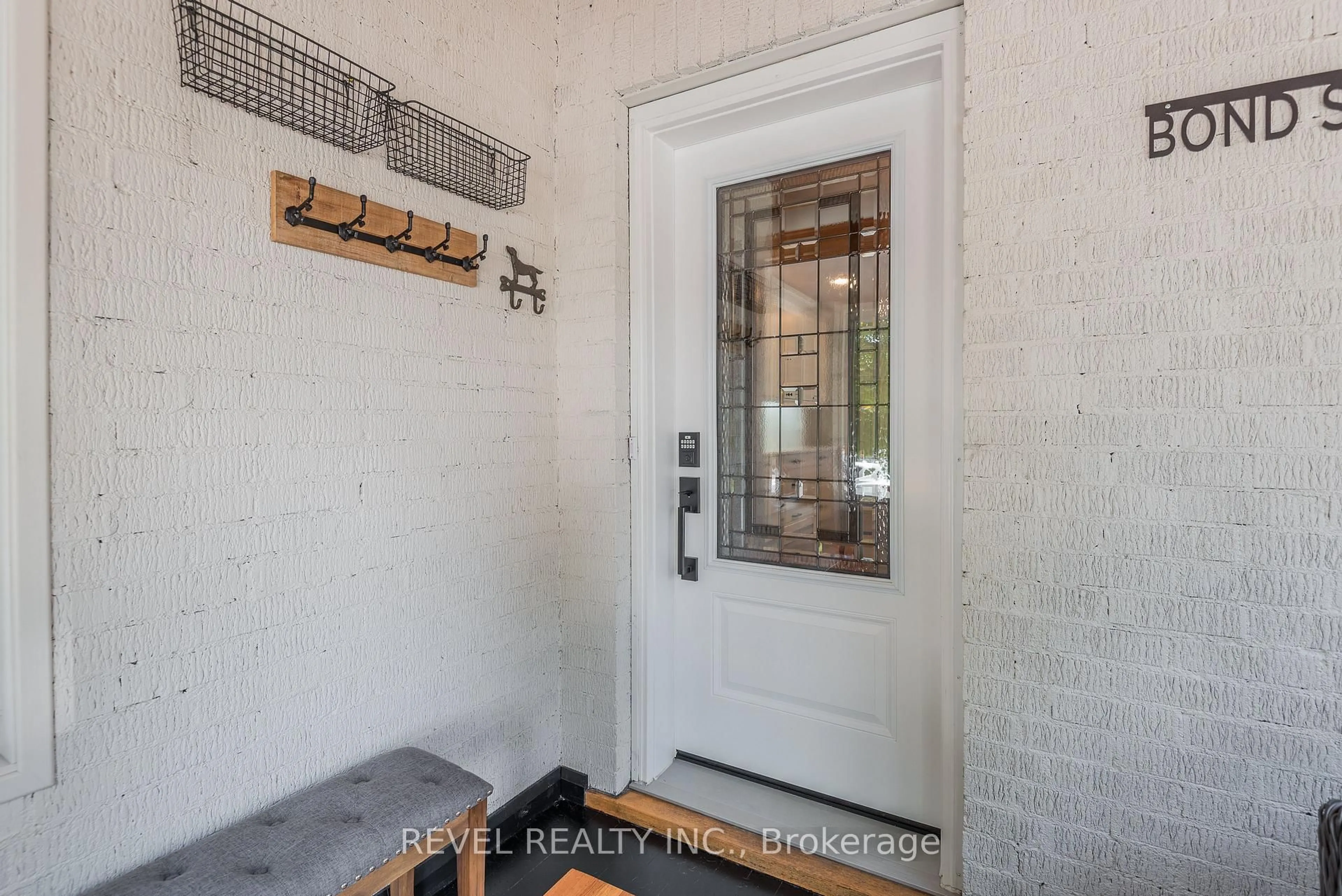 Indoor entryway for 14 Bond St, Kawartha Lakes Ontario K0M 1N0