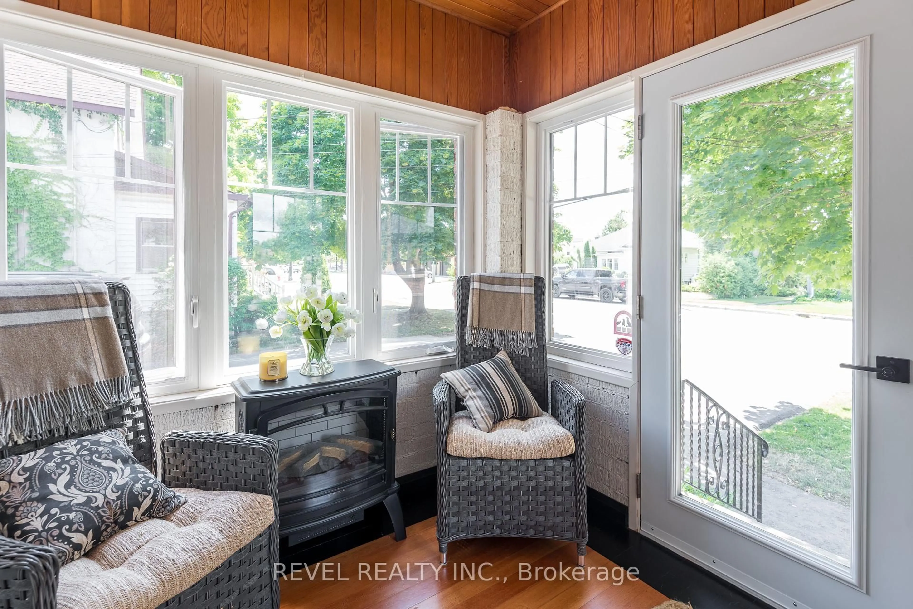 Indoor entryway for 14 Bond St, Kawartha Lakes Ontario K0M 1N0