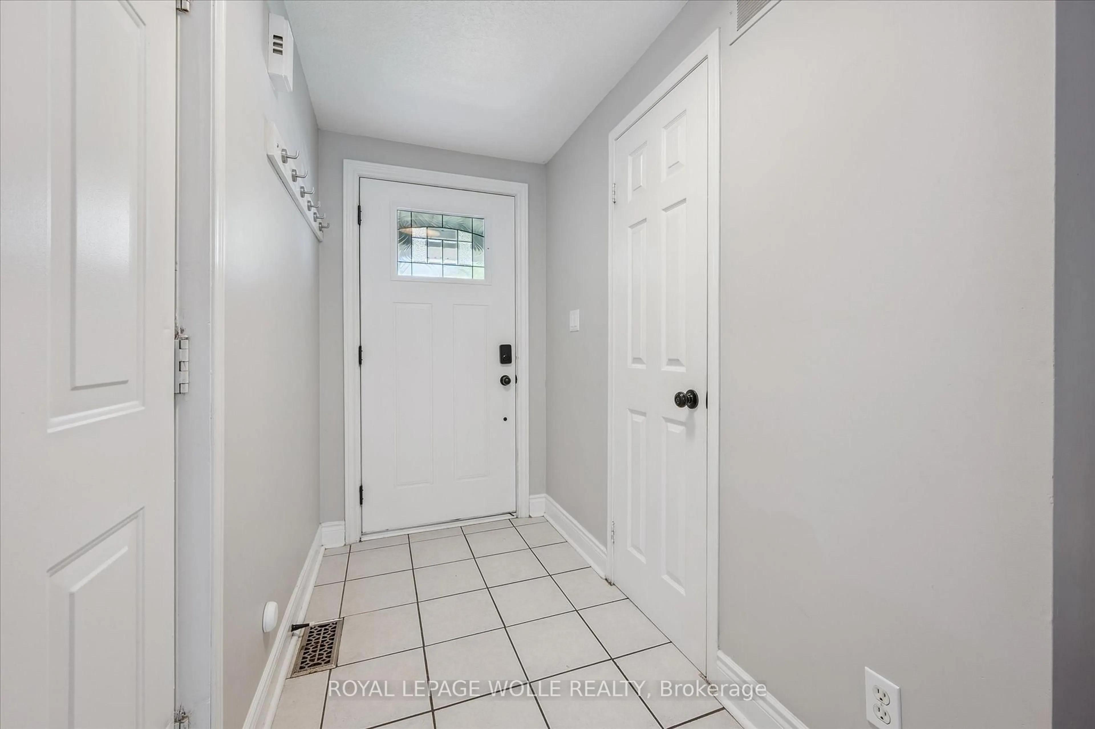 Indoor entryway for 47 COTTON GRASS St, Kitchener Ontario N2E 3T7