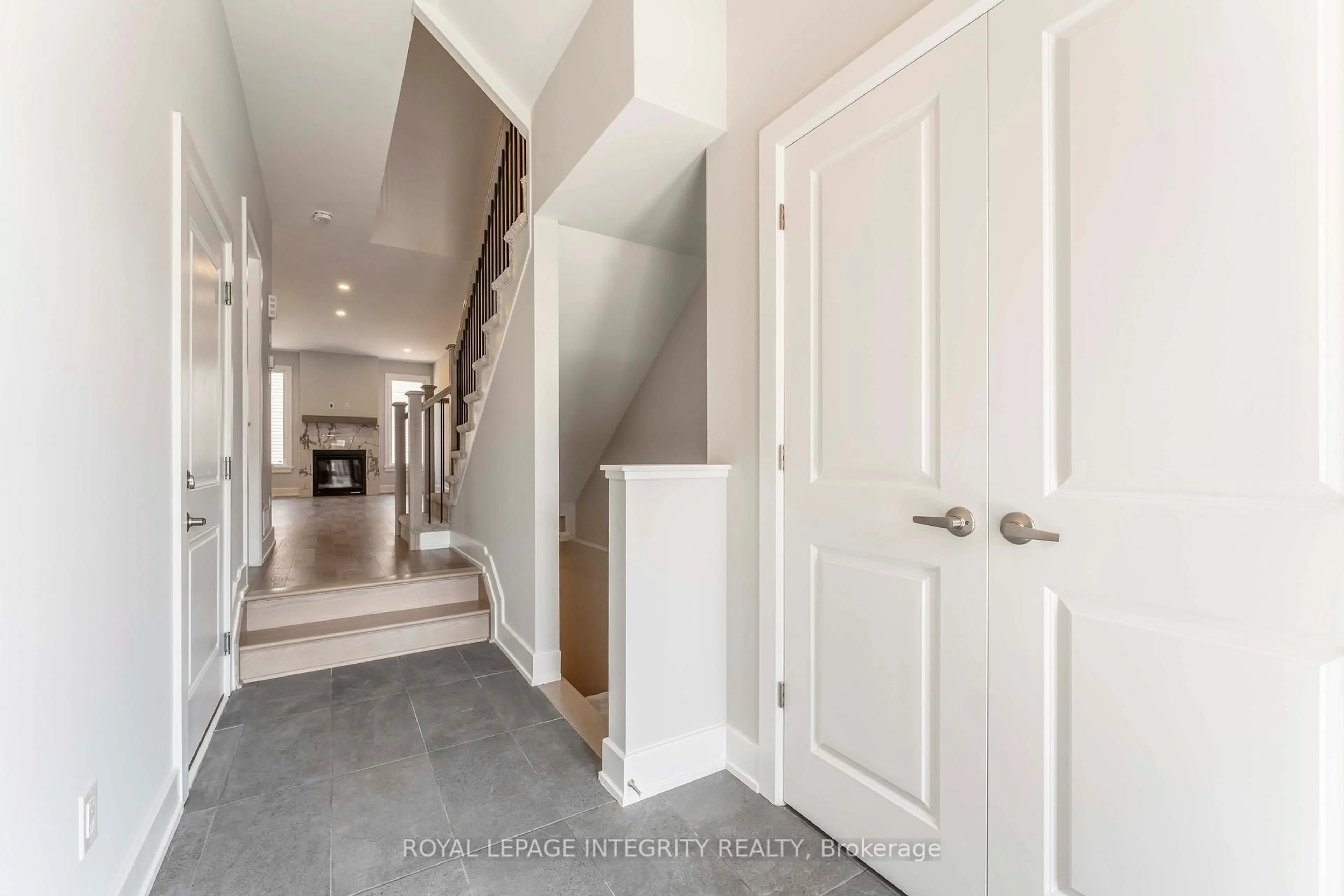 Indoor entryway for 1182 Cope Dr, Ottawa Ontario K2S 3C4