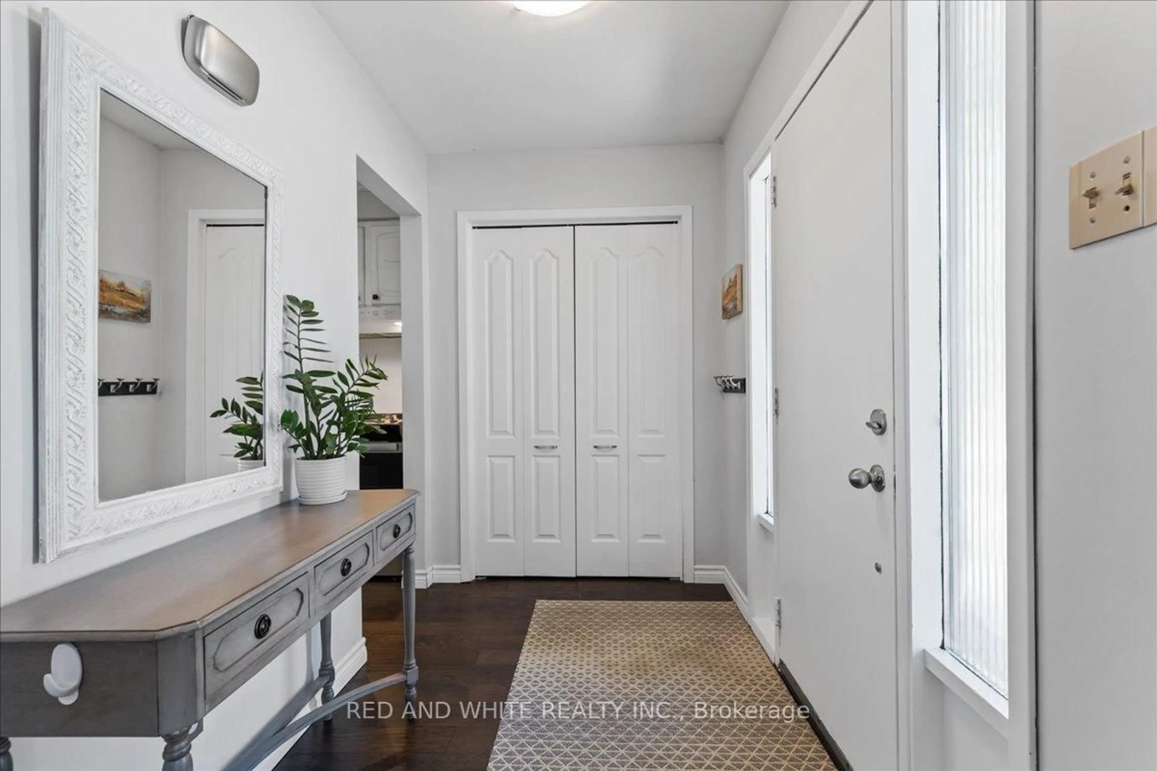 Indoor entryway for 60 Mulberry Dr, Cambridge Ontario N3C 2J6