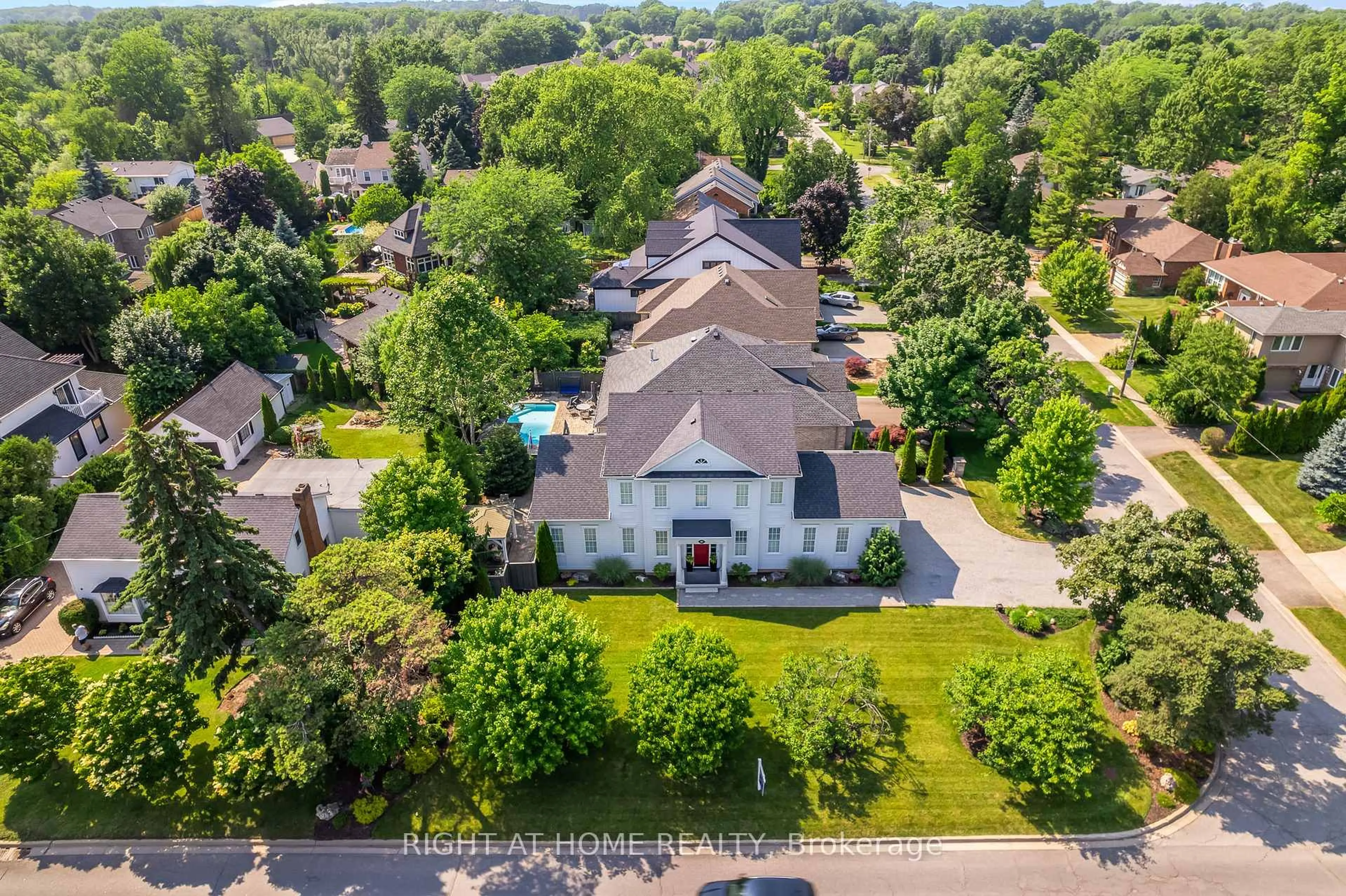A pic from outside/outdoor area/front of a property/back of a property/a pic from drone, unknown for 507 Mississagua St, Niagara-on-the-Lake Ontario L0S 1J0