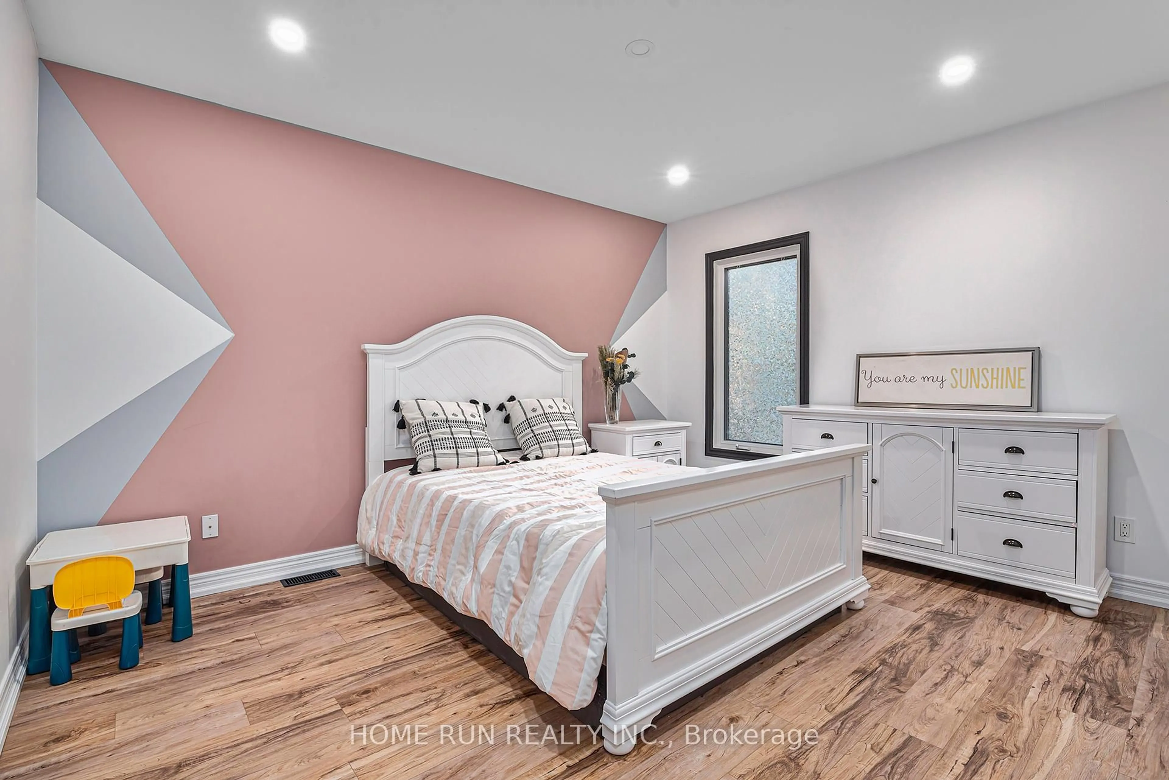 Bedroom with bed, wood/laminate floor for 2840 BARLOW Cres, Ottawa Ontario K0A 1T0