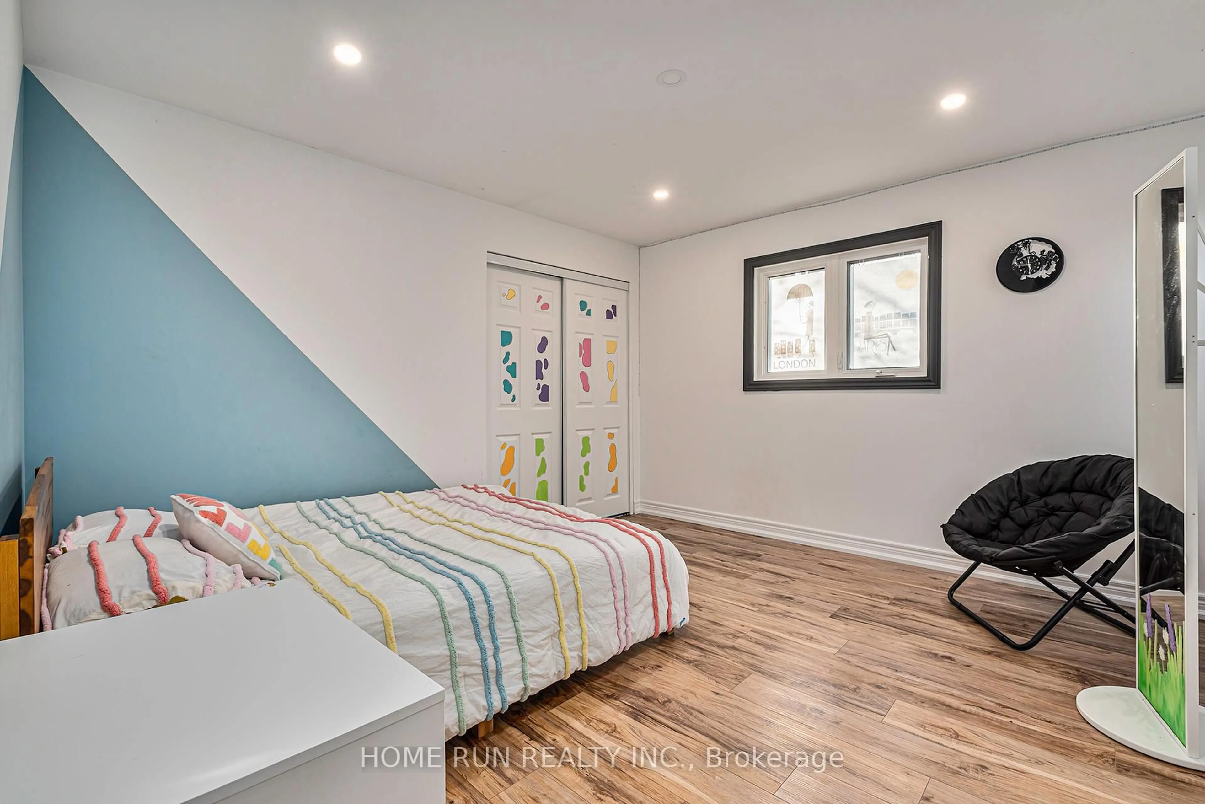 Bedroom with bed, wood/laminate floor for 2840 BARLOW Cres, Ottawa Ontario K0A 1T0