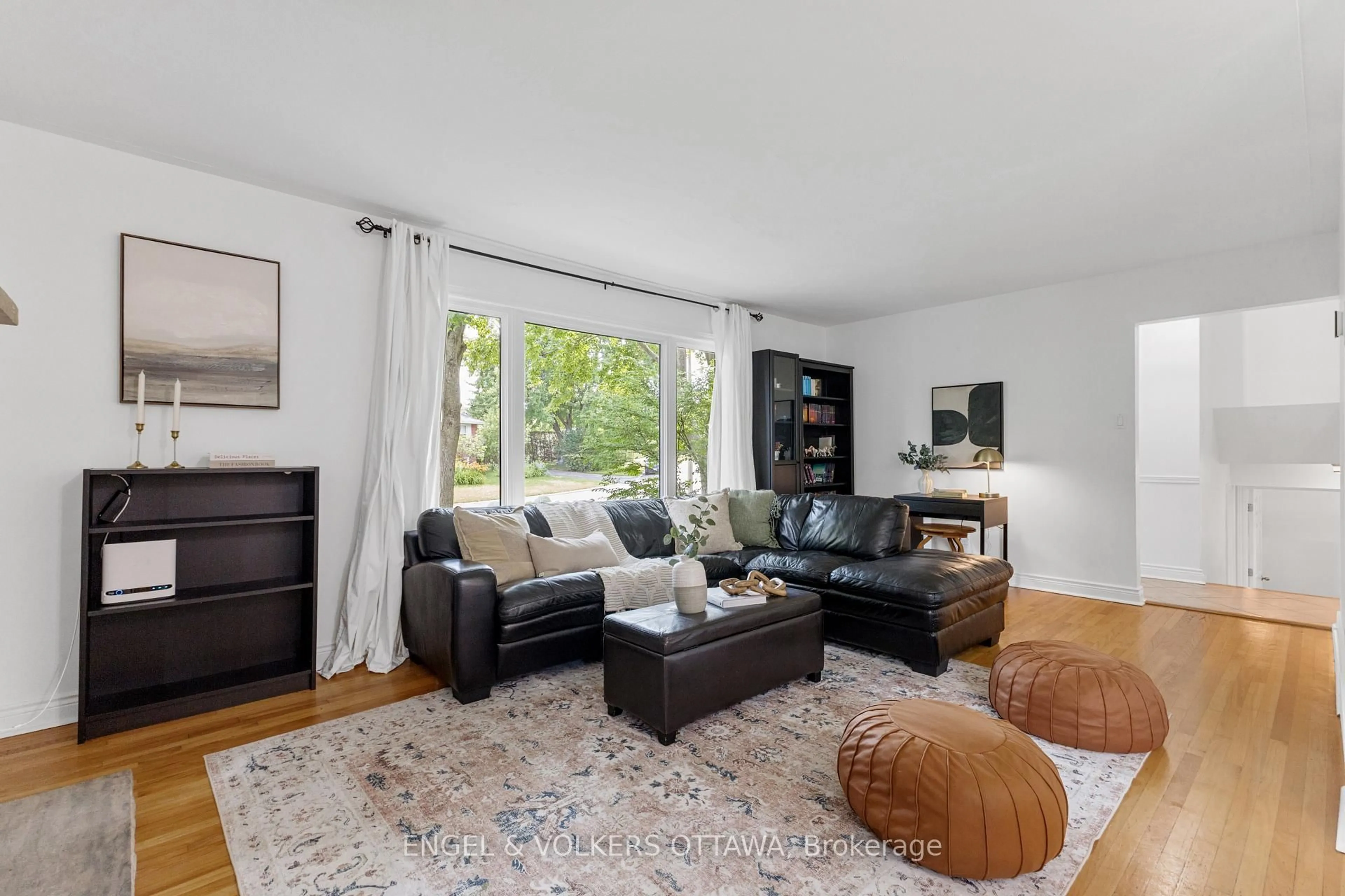 Living room with furniture, unknown for 31 Assiniboine Dr, Ottawa Ontario K2E 5R8