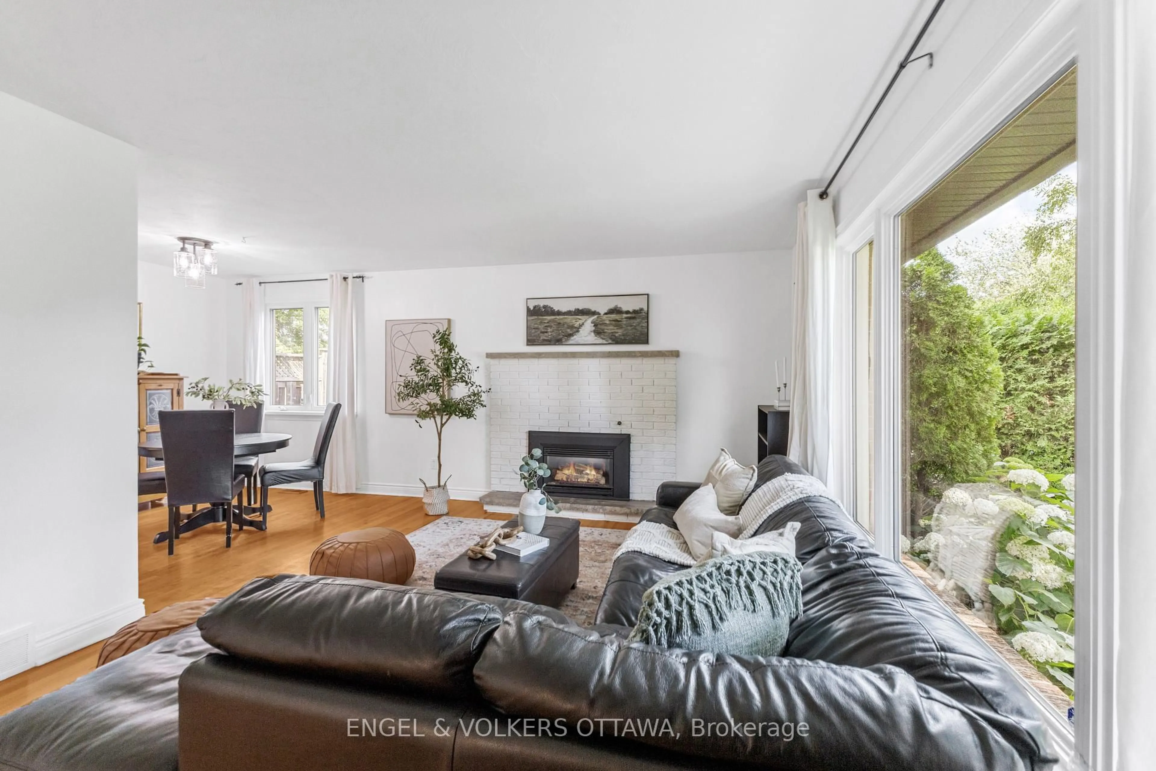 Living room with furniture, unknown for 31 Assiniboine Dr, Ottawa Ontario K2E 5R8