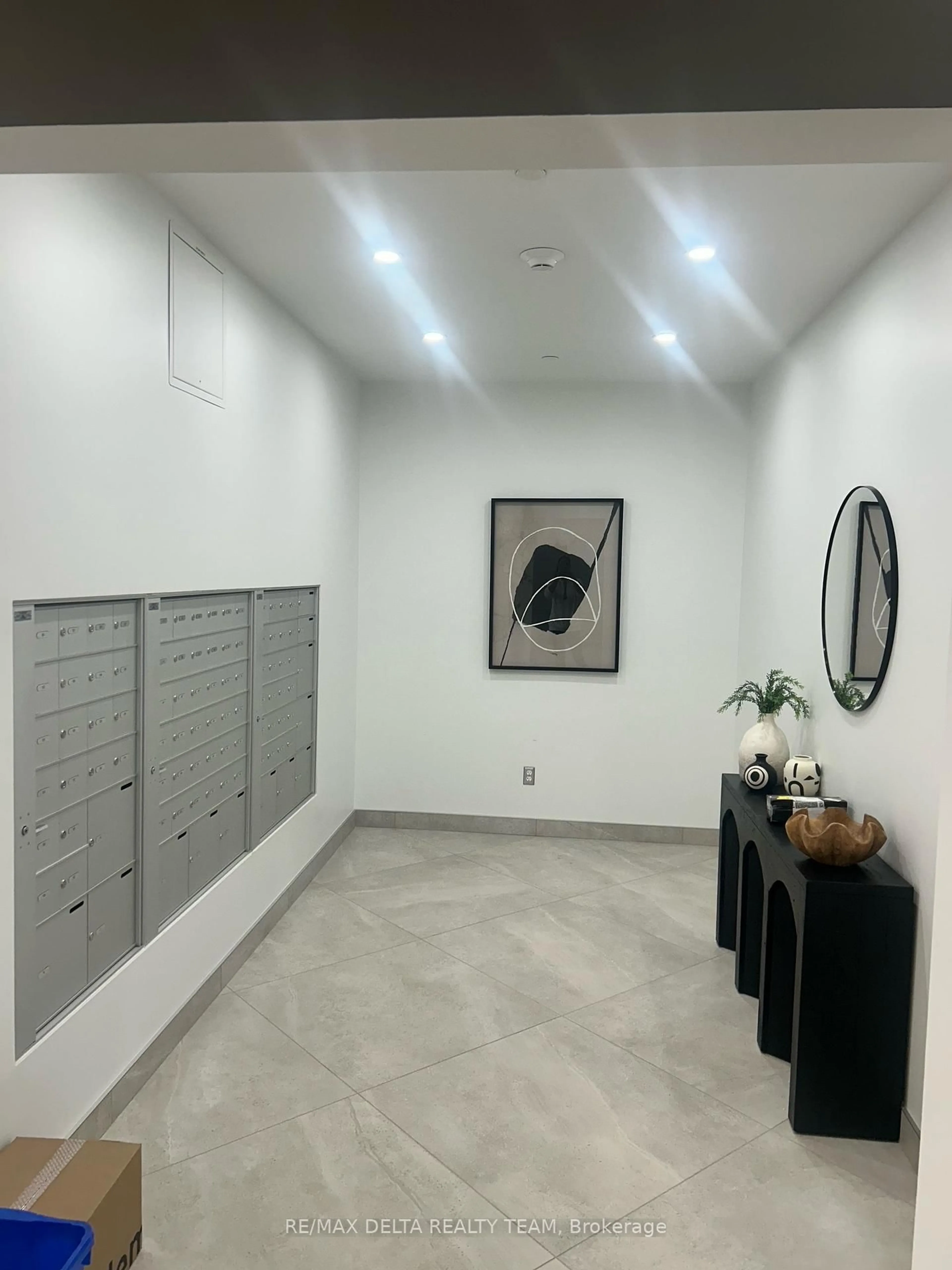 Indoor foyer for 360 DESCHATELETS Ave #106, Ottawa Ontario K1S 5Y1