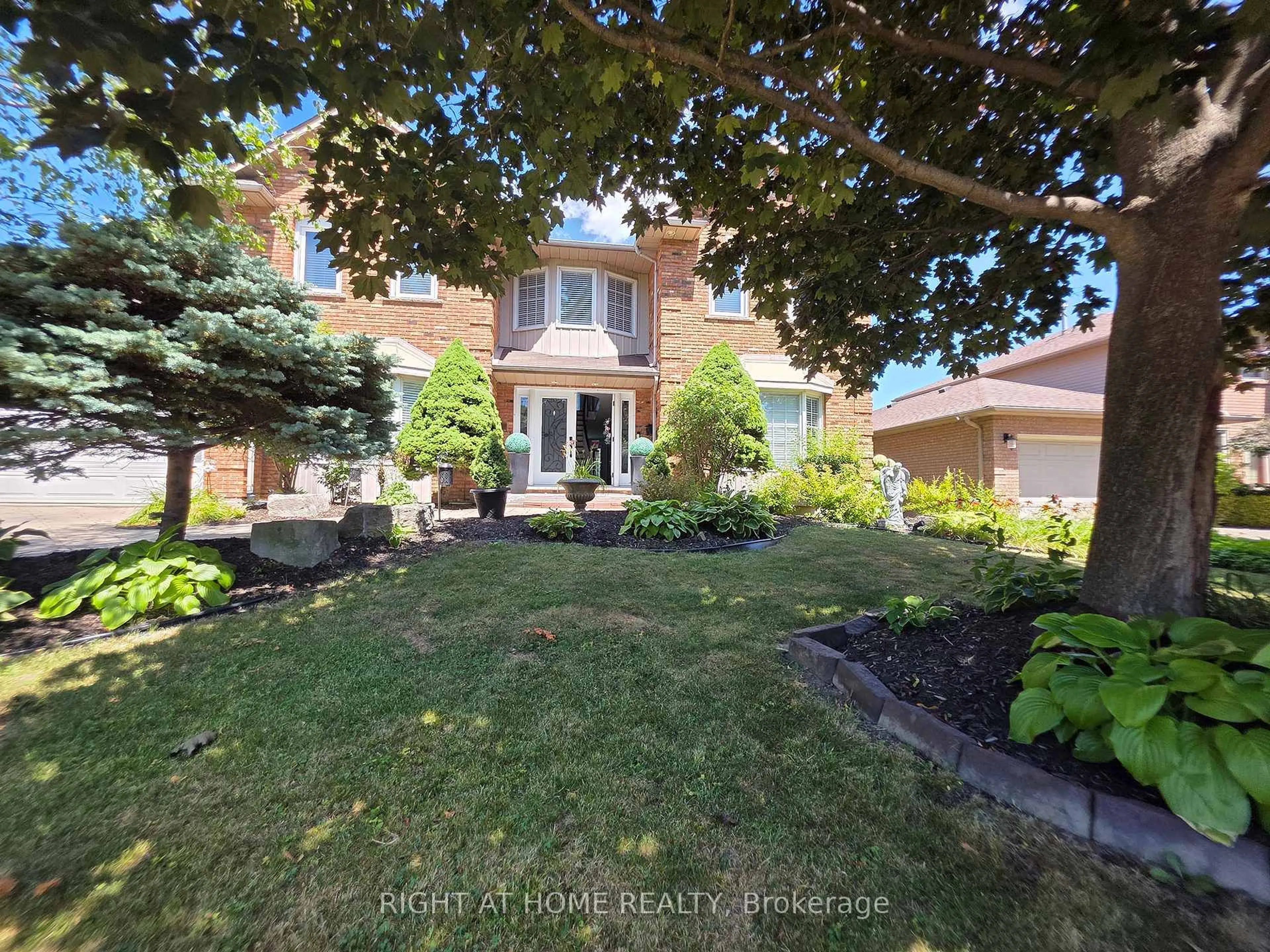 A pic from outside/outdoor area/front of a property/back of a property/a pic from drone, street for 168 Bluebell Cres, Hamilton Ontario L9K 1E7