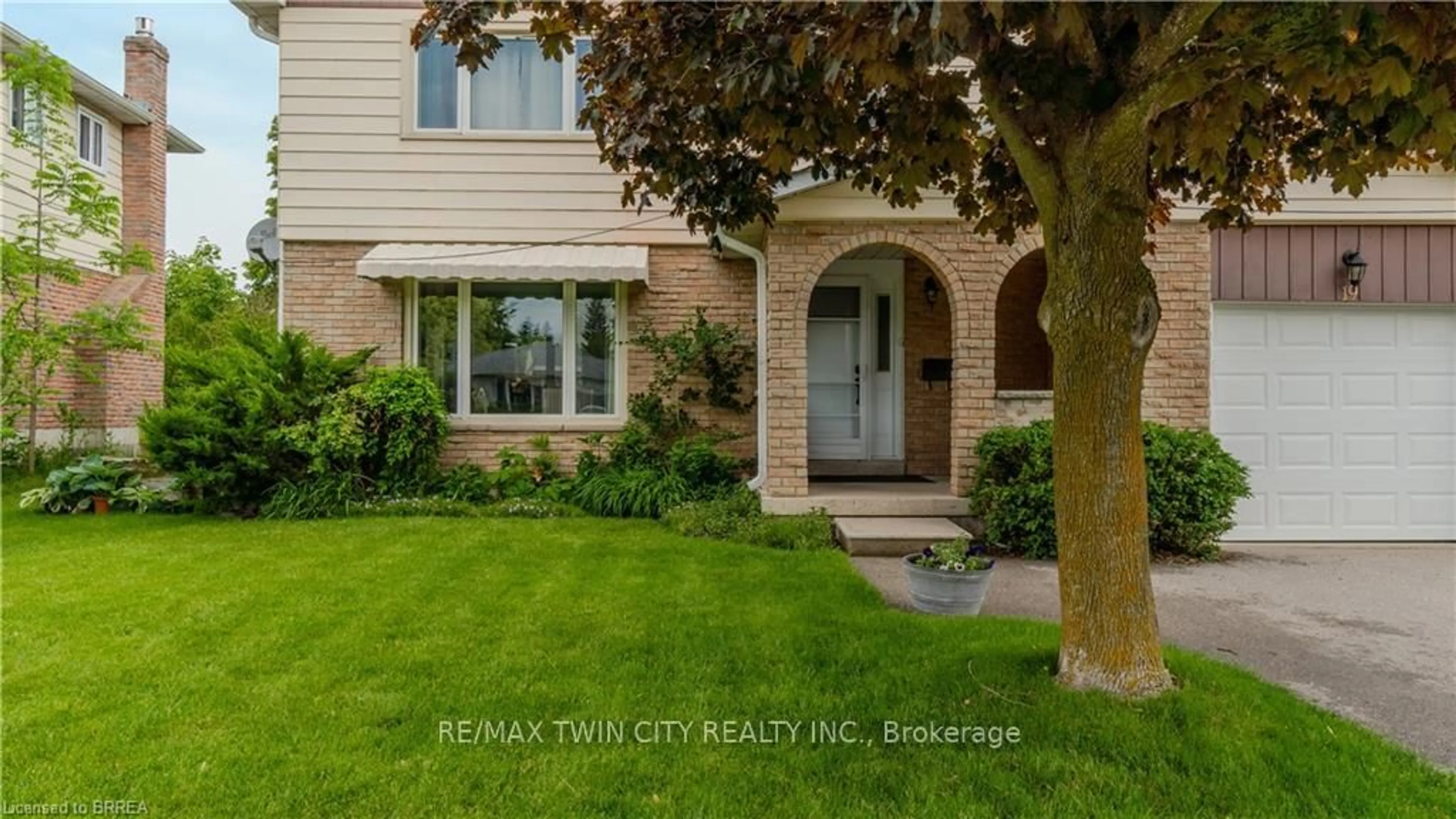 Indoor entryway for 19 Trillium Way, Brant Ontario N3L 3P9