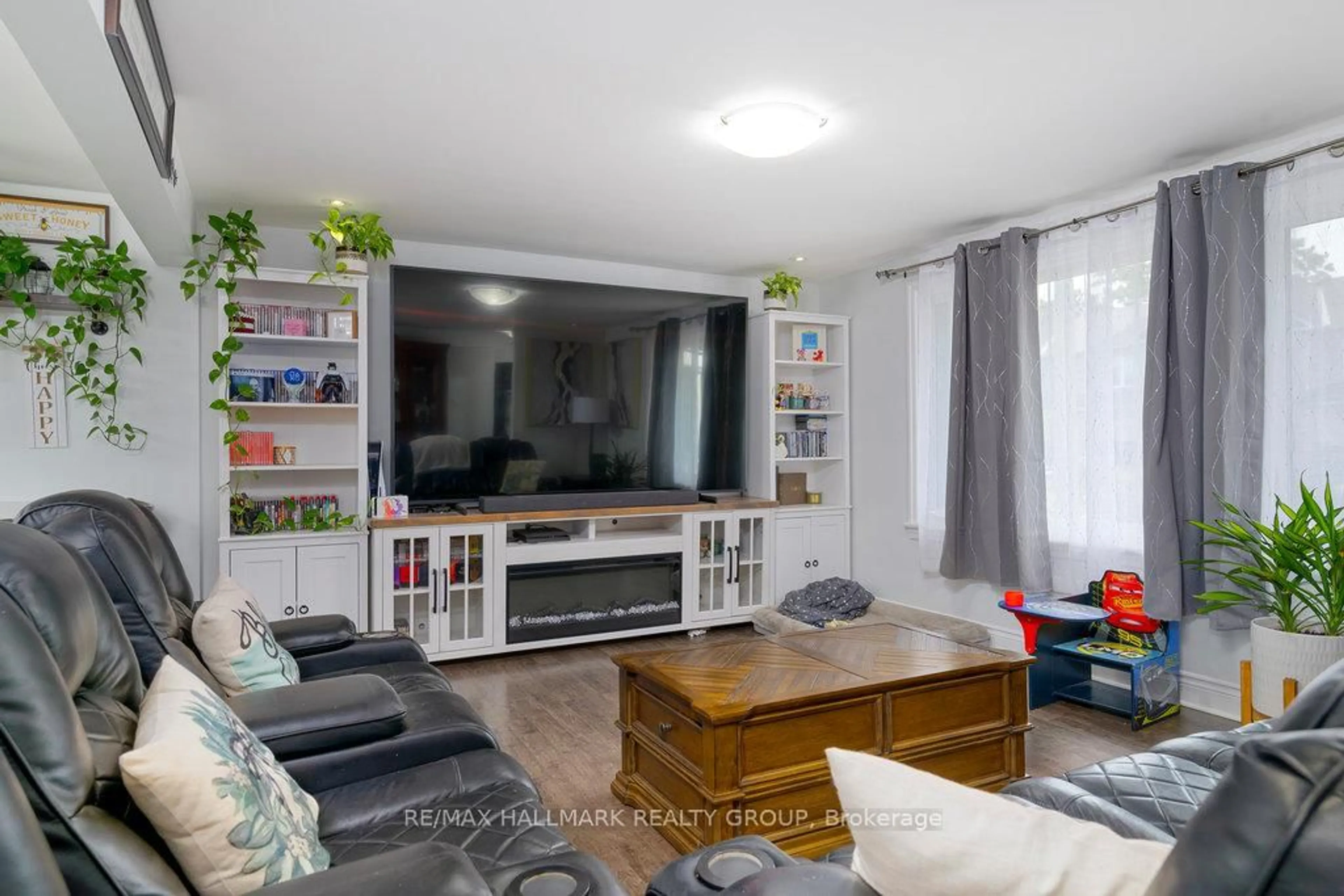 Living room with furniture, wood/laminate floor for 177 GLYNN Ave, Ottawa Ontario K1K 1S4