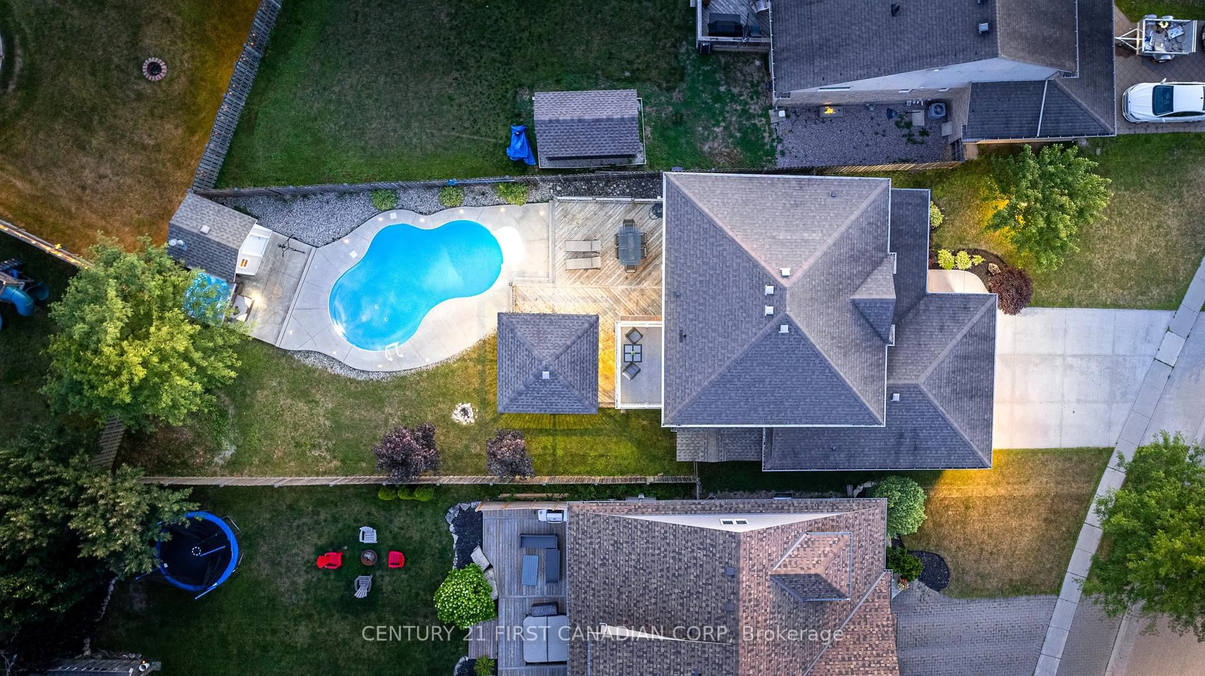A pic from outside/outdoor area/front of a property/back of a property/a pic from drone, street for 28 Circlewood Dr, St. Thomas Ontario N5P 0A6