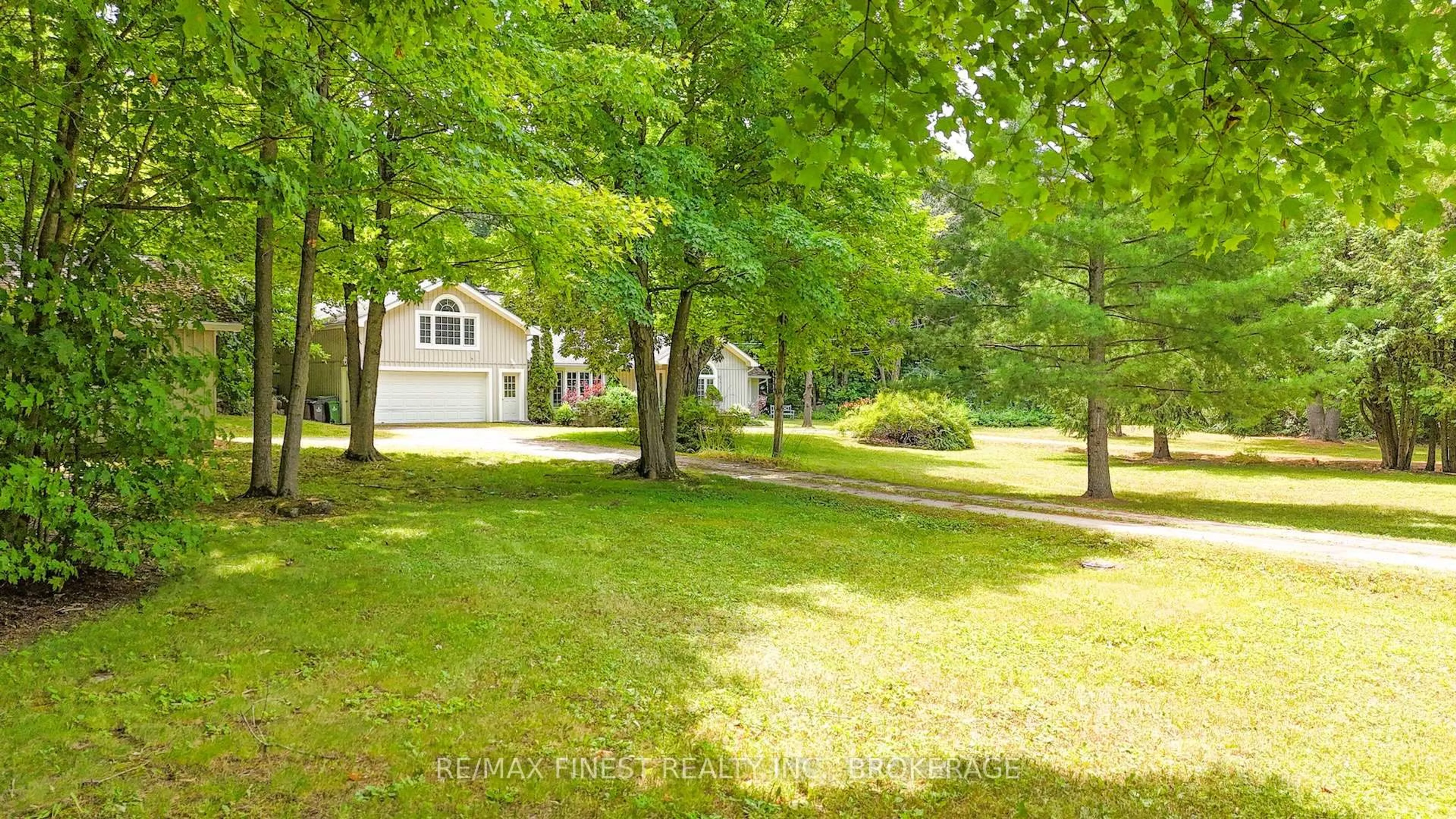 A pic from outside/outdoor area/front of a property/back of a property/a pic from drone, unknown for 1371 Middle Rd, Kingston Ontario K7L 4V3