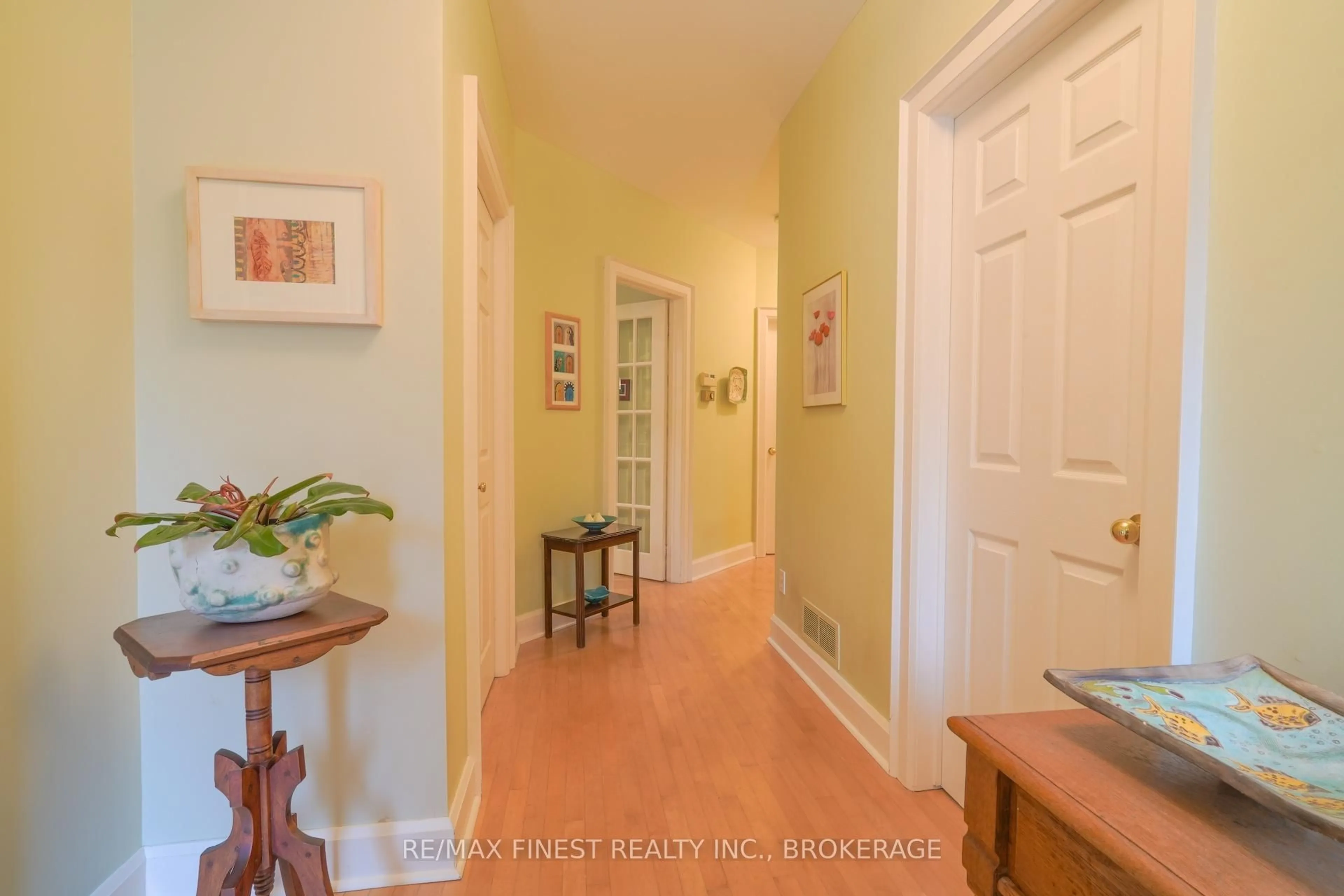 Indoor entryway for 1371 Middle Rd, Kingston Ontario K7L 4V3