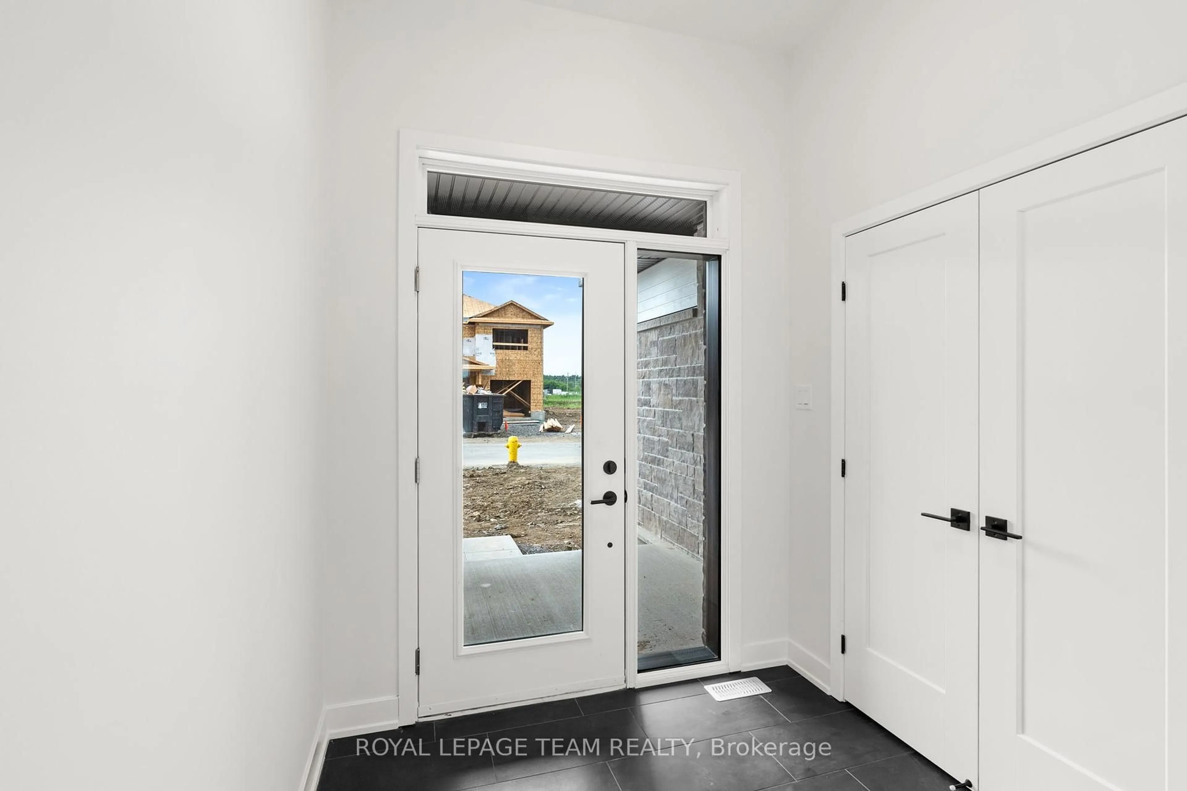Indoor entryway for 1017 MOORE St, Brockville Ontario K6V 7N1