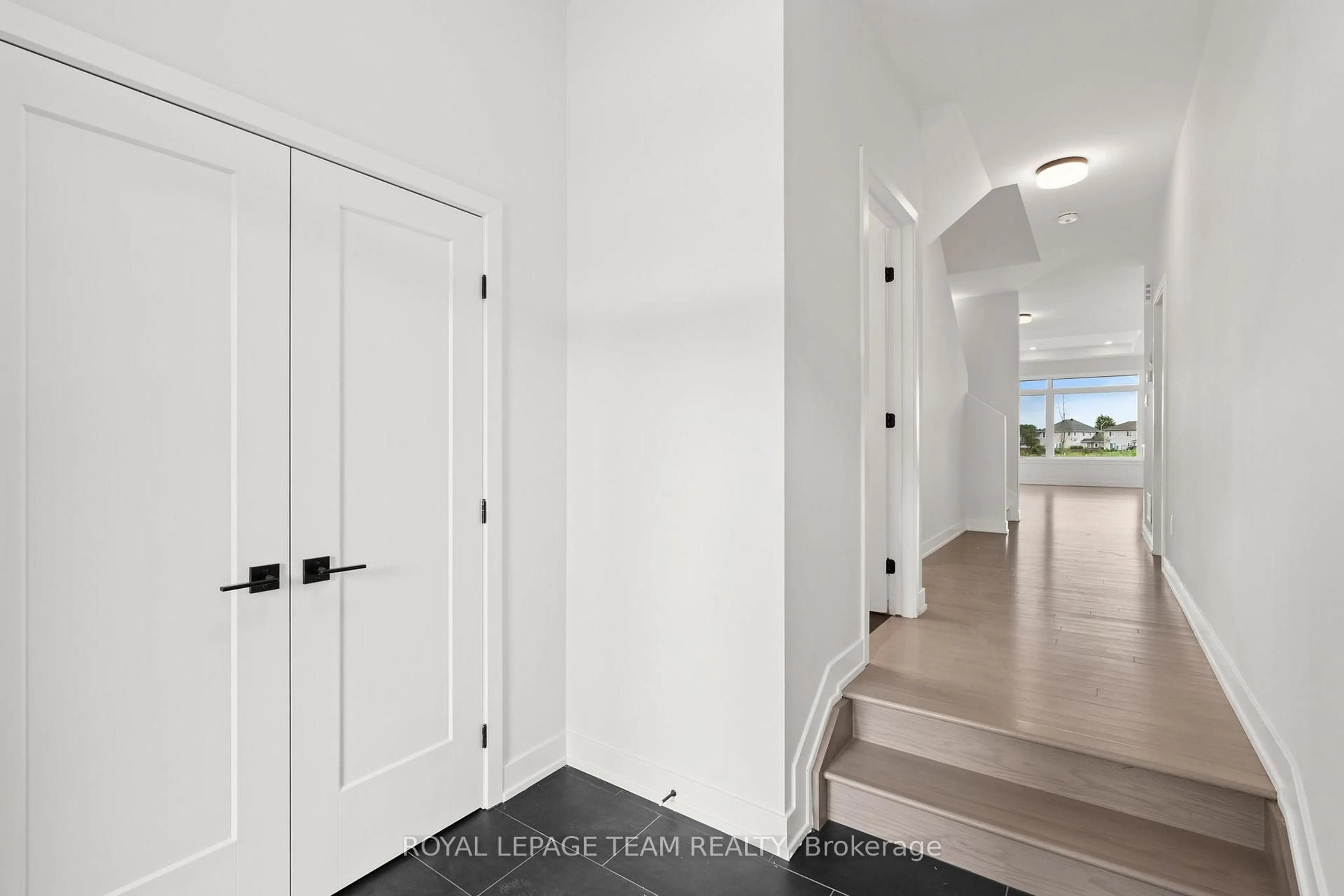 Indoor entryway for 1017 MOORE St, Brockville Ontario K6V 7N1