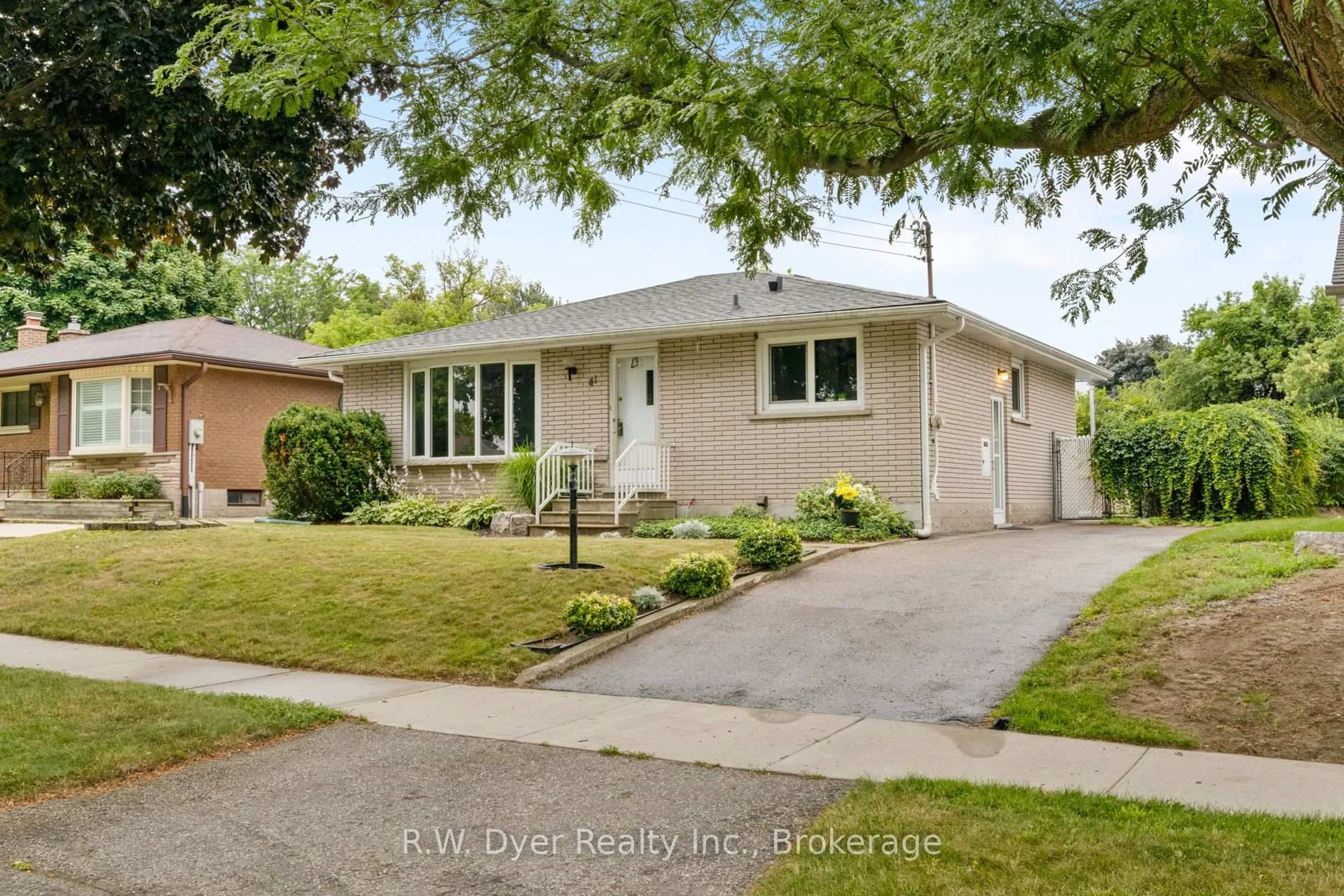 Home with brick exterior material, street for 41 Highpark Ave, Kitchener Ontario N2C 2C1