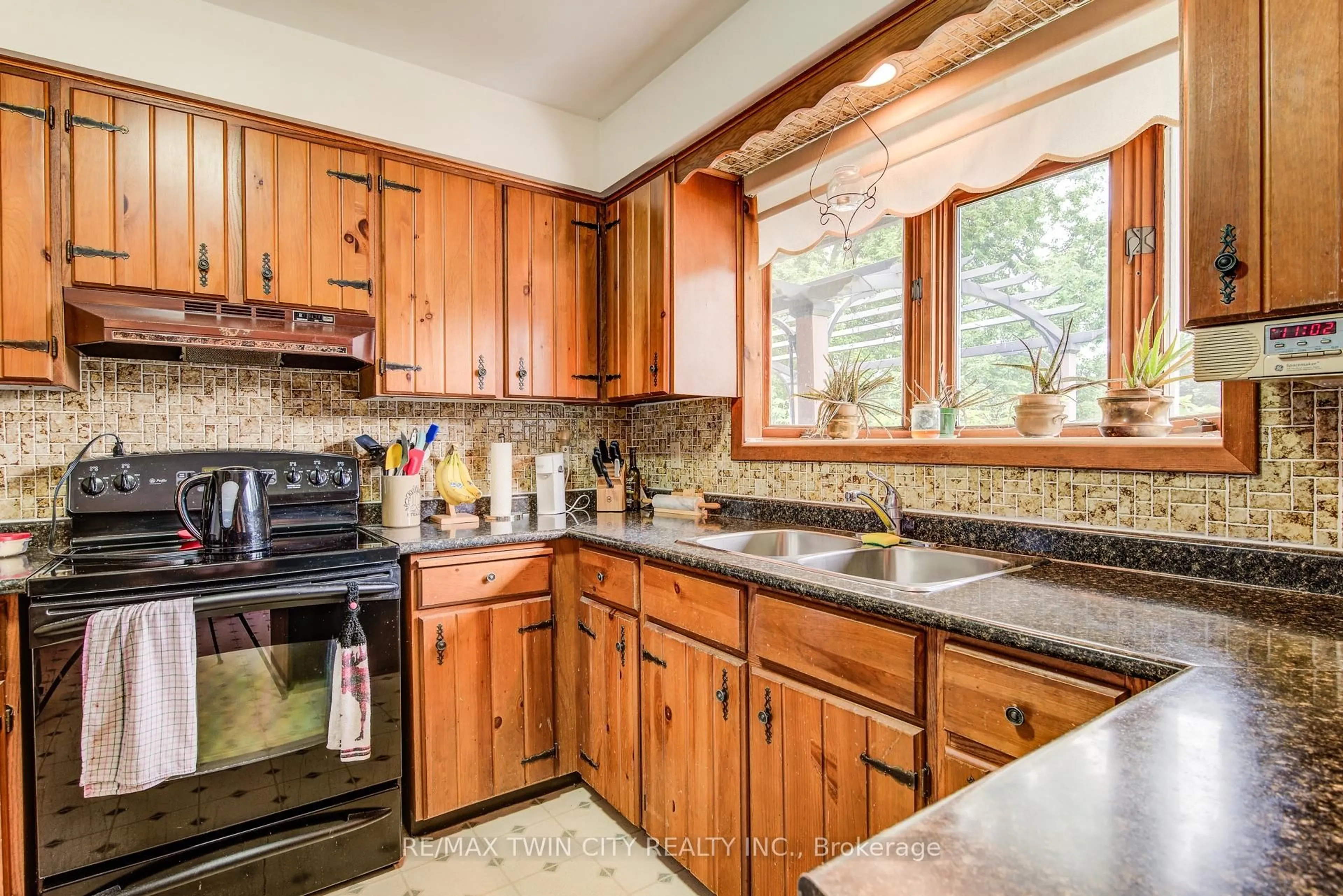 Standard kitchen, ceramic/tile floor for 3970 Tannahill Dr, Perth East Ontario N0B 2P0