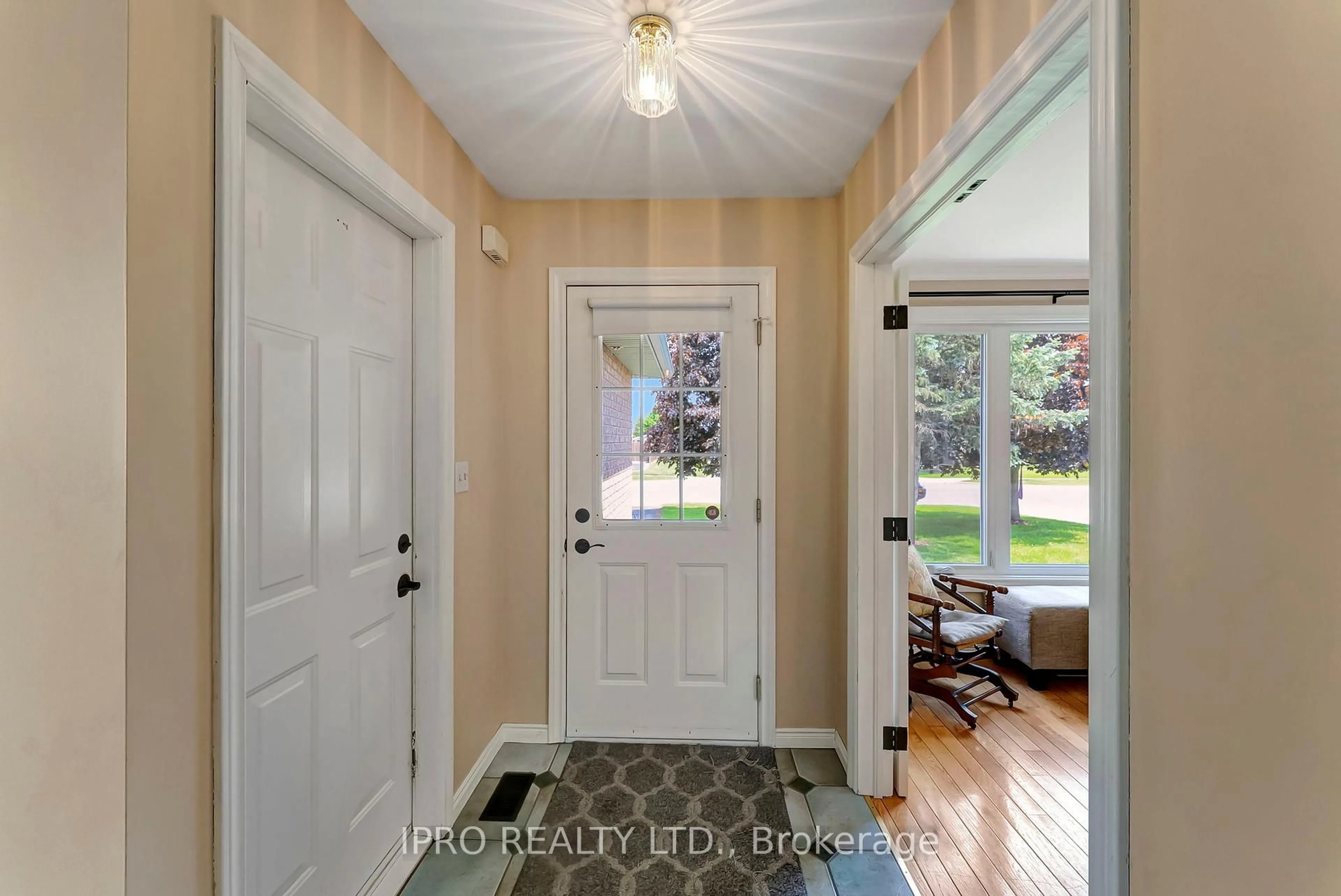 Indoor entryway for 28 Celtic Dr, Haldimand Ontario N3W 2L5