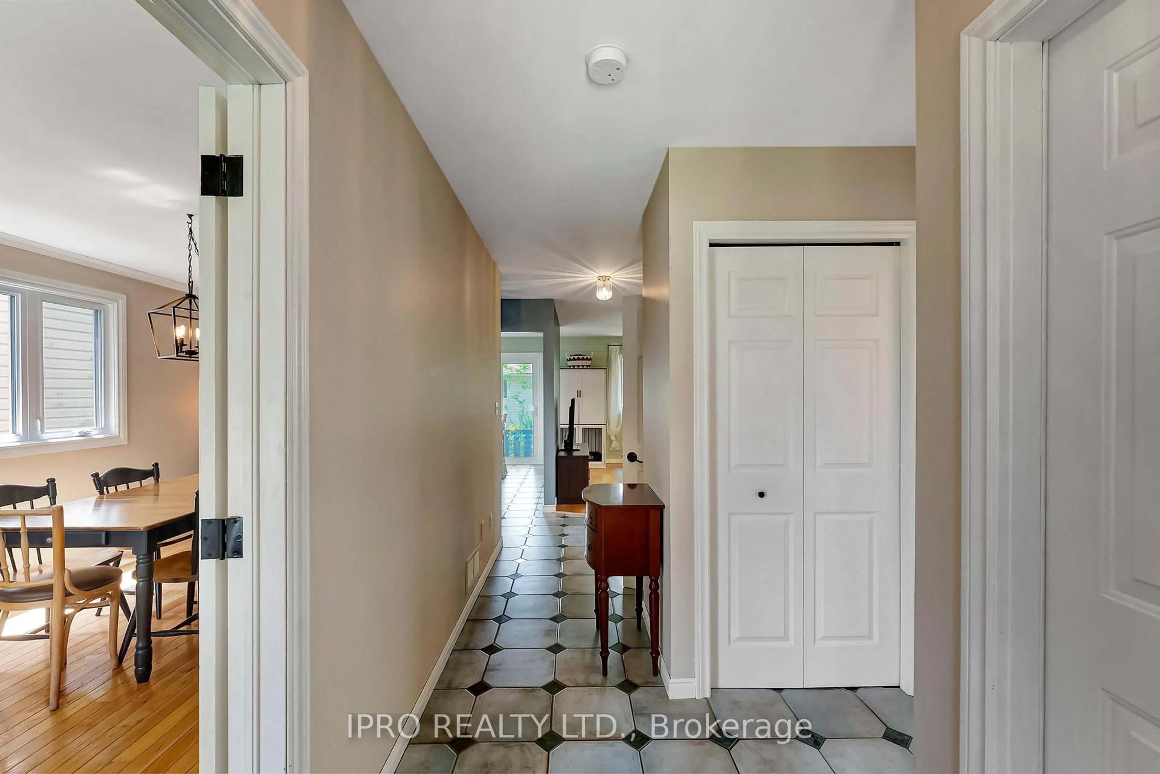 Indoor entryway for 28 Celtic Dr, Haldimand Ontario N3W 2L5
