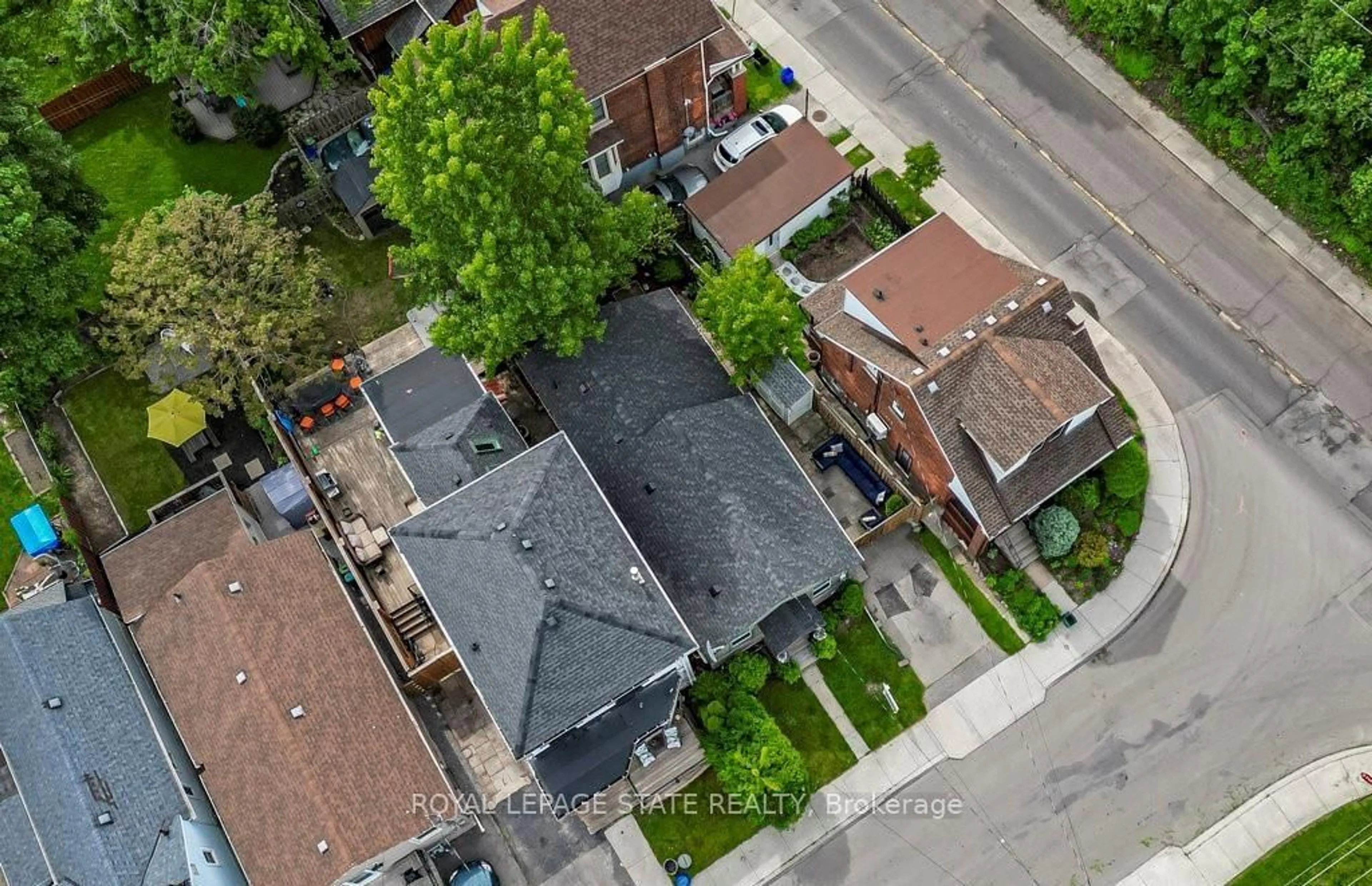 A pic from outside/outdoor area/front of a property/back of a property/a pic from drone, street for 91 Aurora St, Hamilton Ontario L8N 2P6