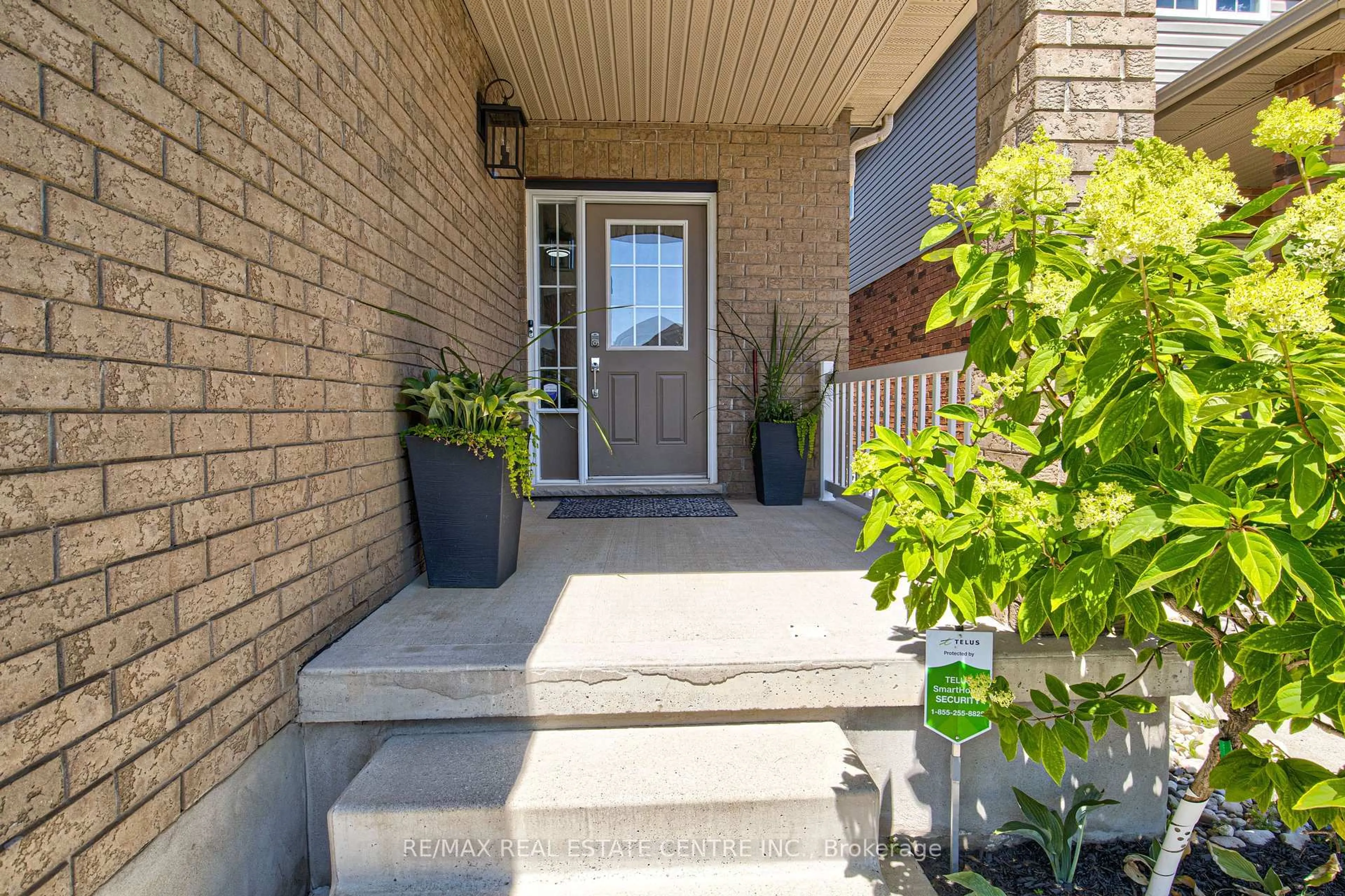 Indoor entryway for 428 Thomas Slee Dr, Kitchener Ontario N2P 2X6