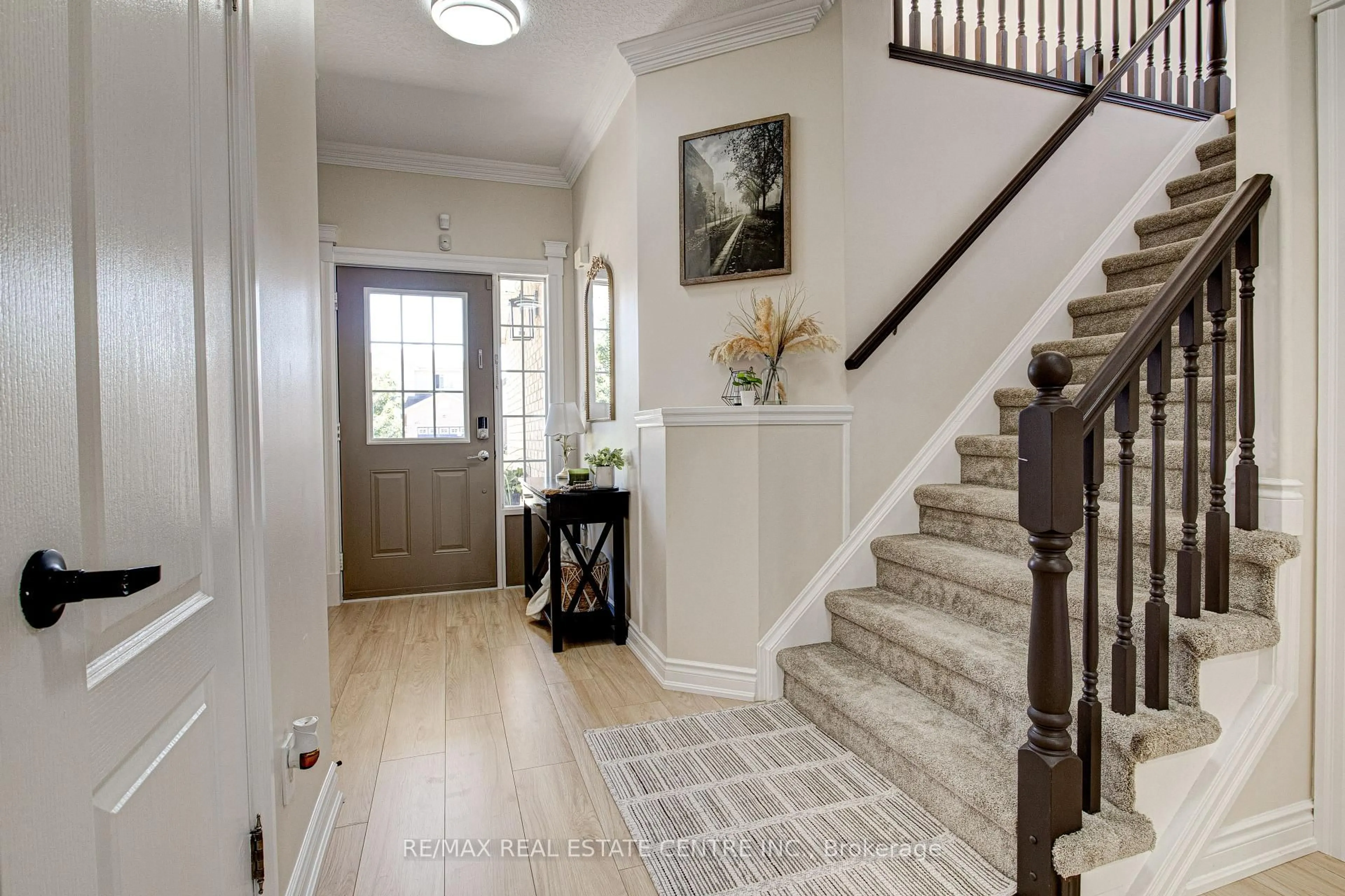 Indoor entryway for 428 Thomas Slee Dr, Kitchener Ontario N2P 2X6