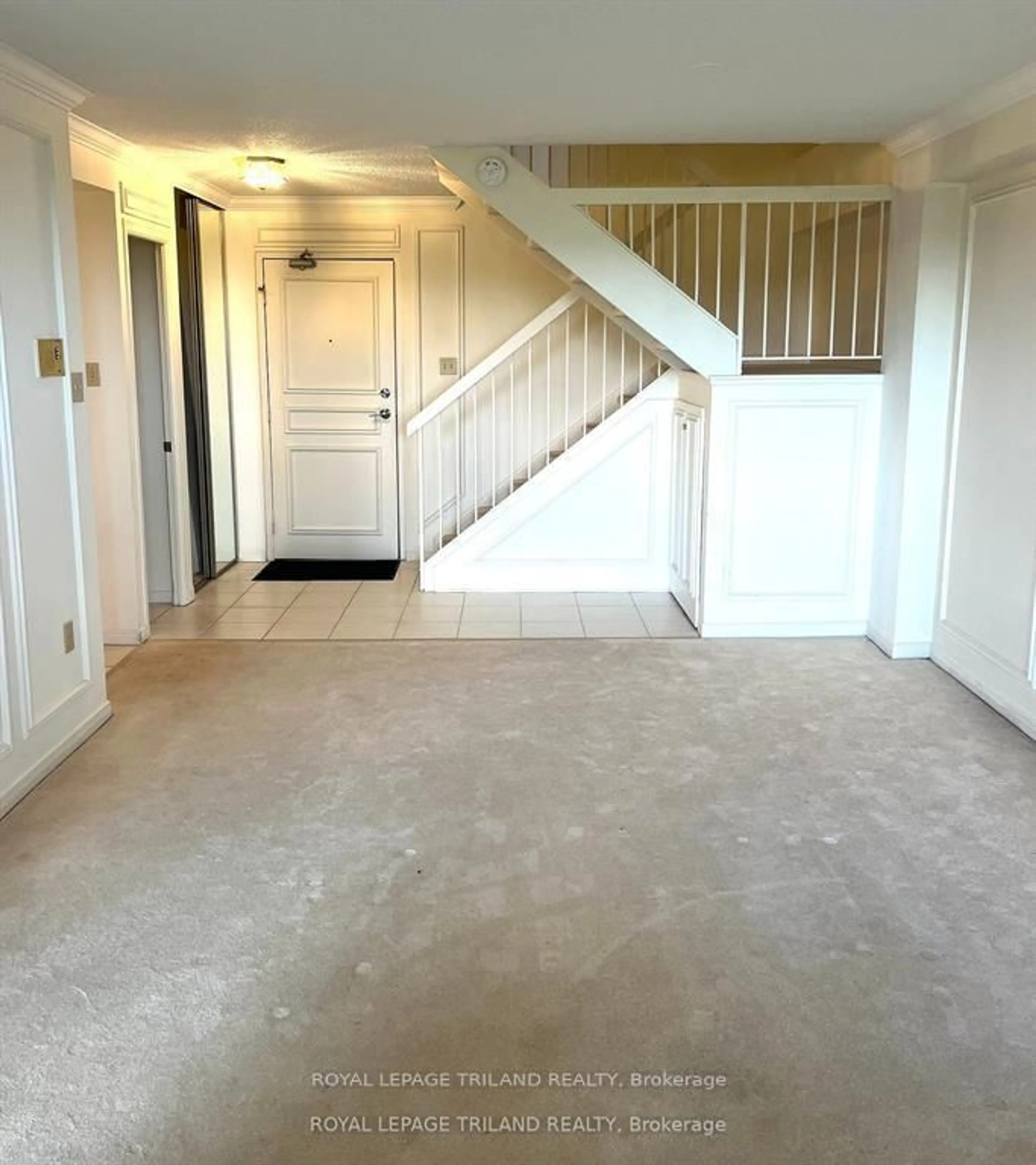 Indoor foyer for 1255 COMMISSIONERS Rd #705, London South Ontario N6K 3N5
