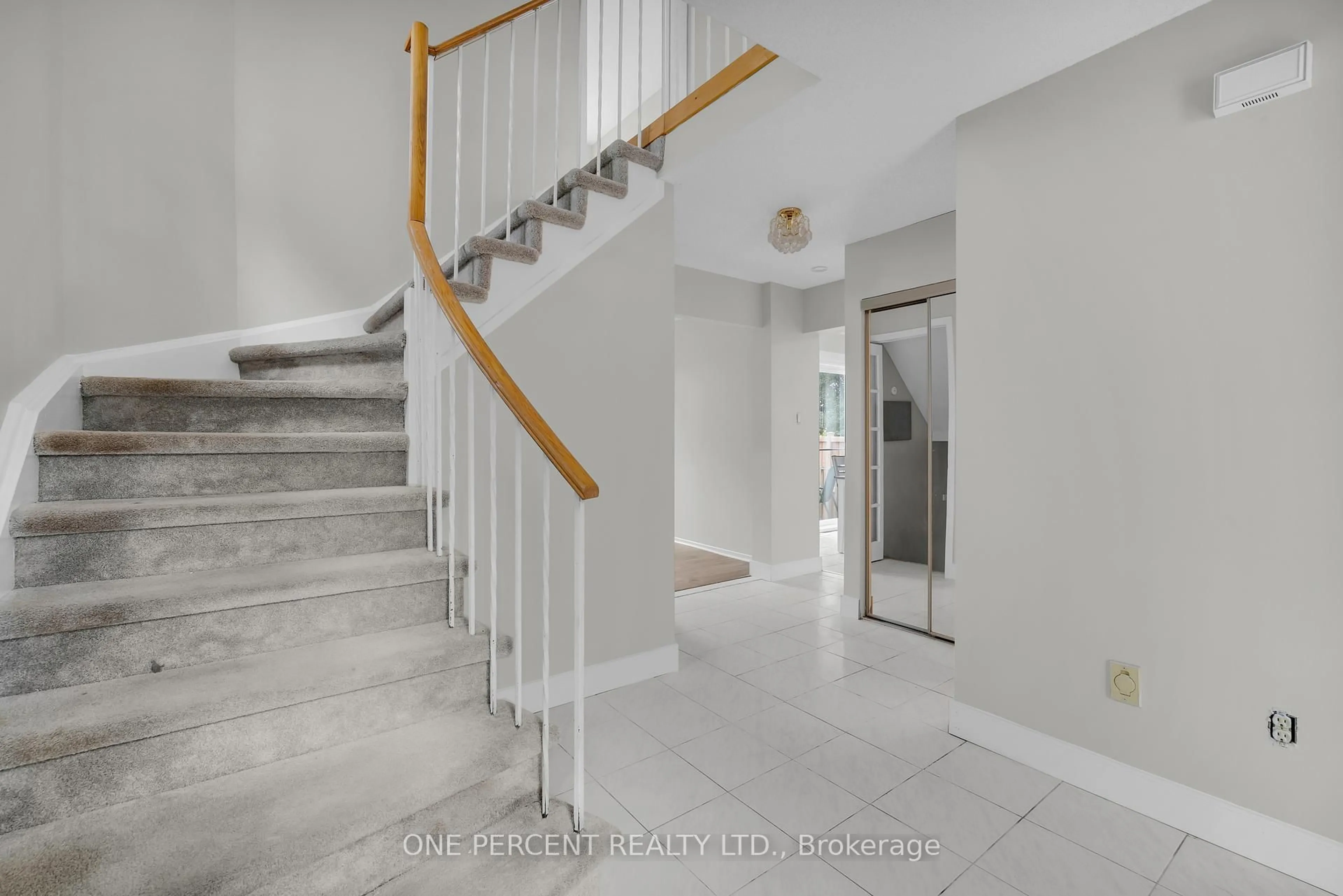 Stairs for 28 Chickasaw Cres, Kanata Ontario K2M 1M4