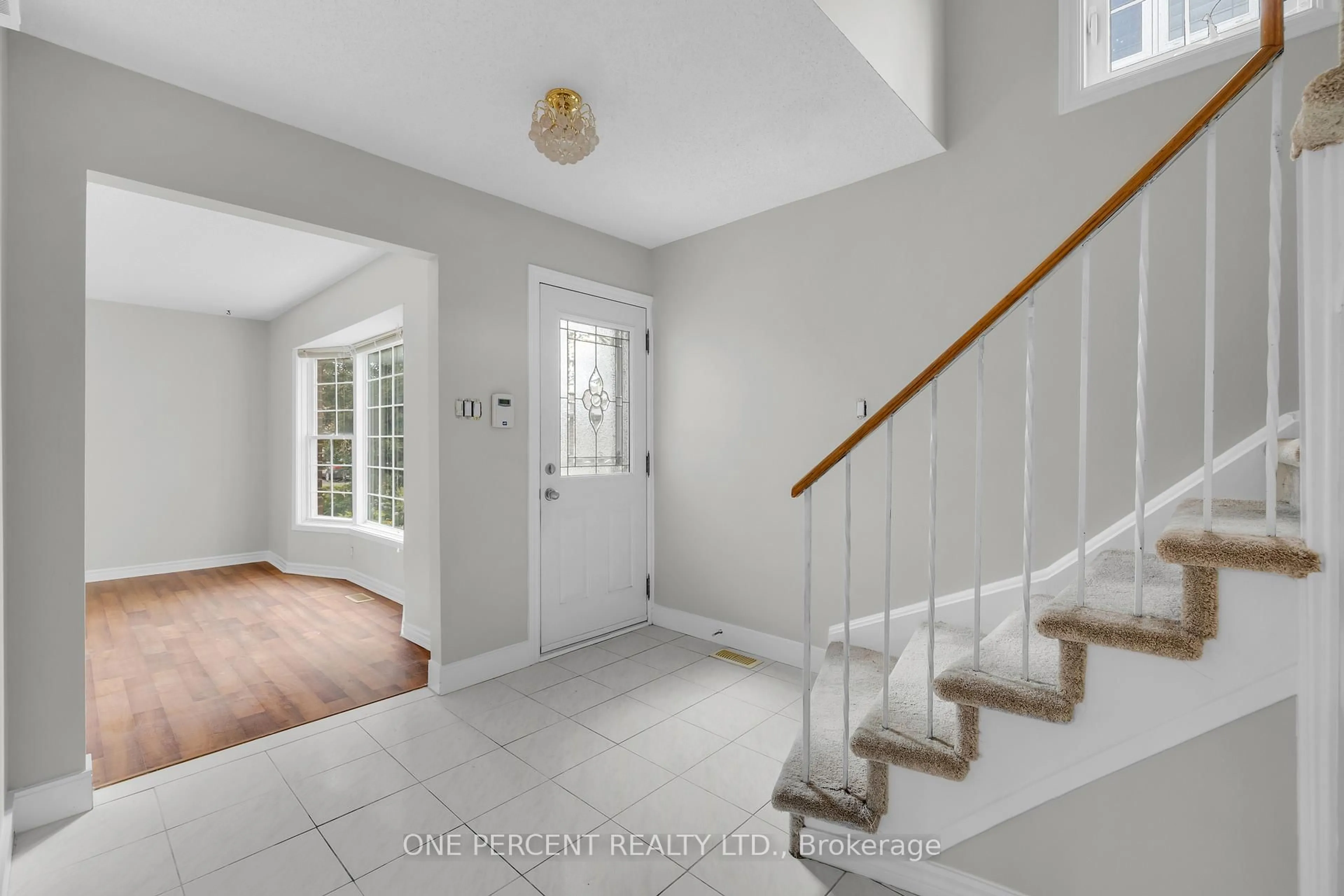 Indoor entryway for 28 Chickasaw Cres, Kanata Ontario K2M 1M4