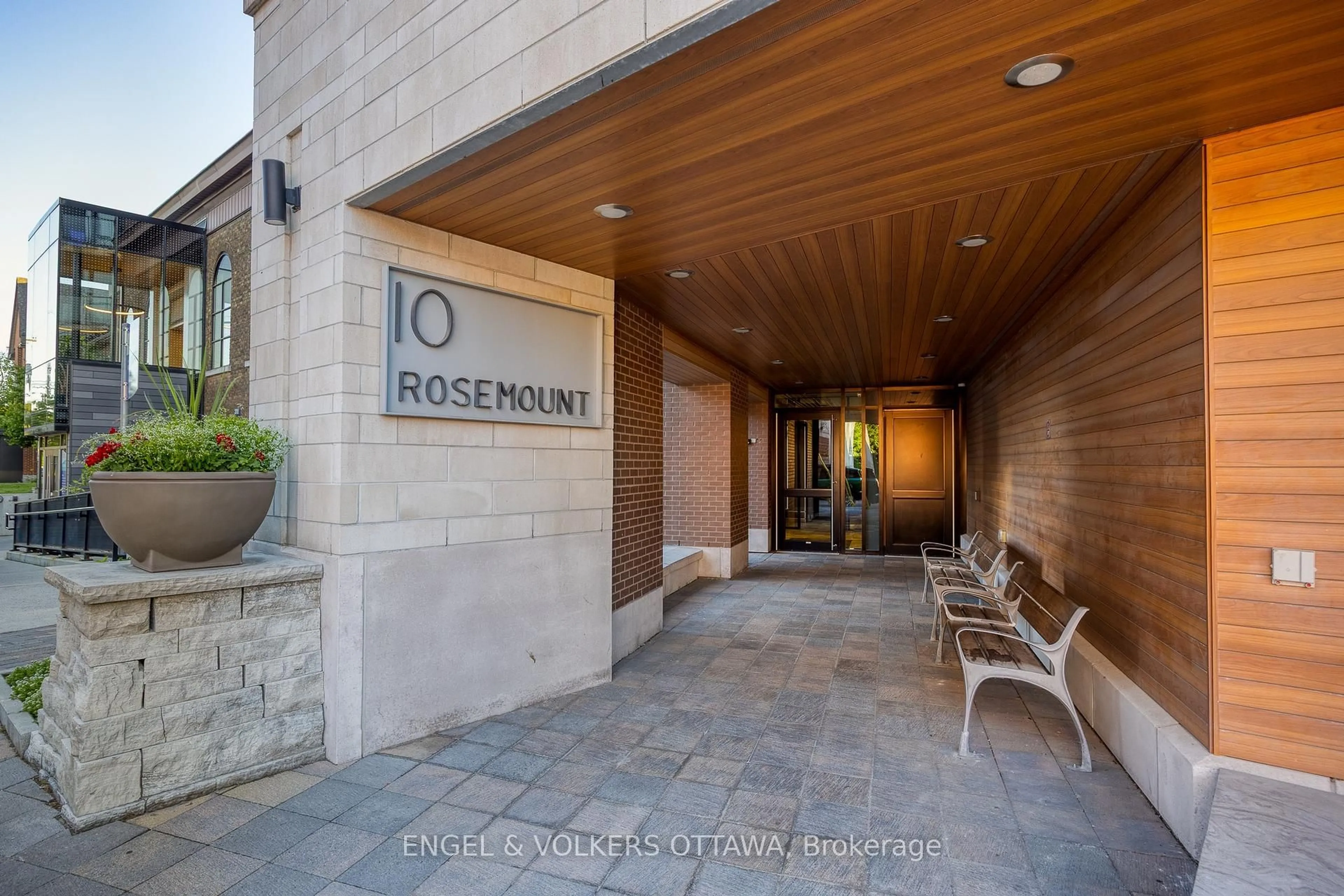 Indoor foyer for 10 Rosemount Ave #608, Ottawa Ontario K1Y 4G9