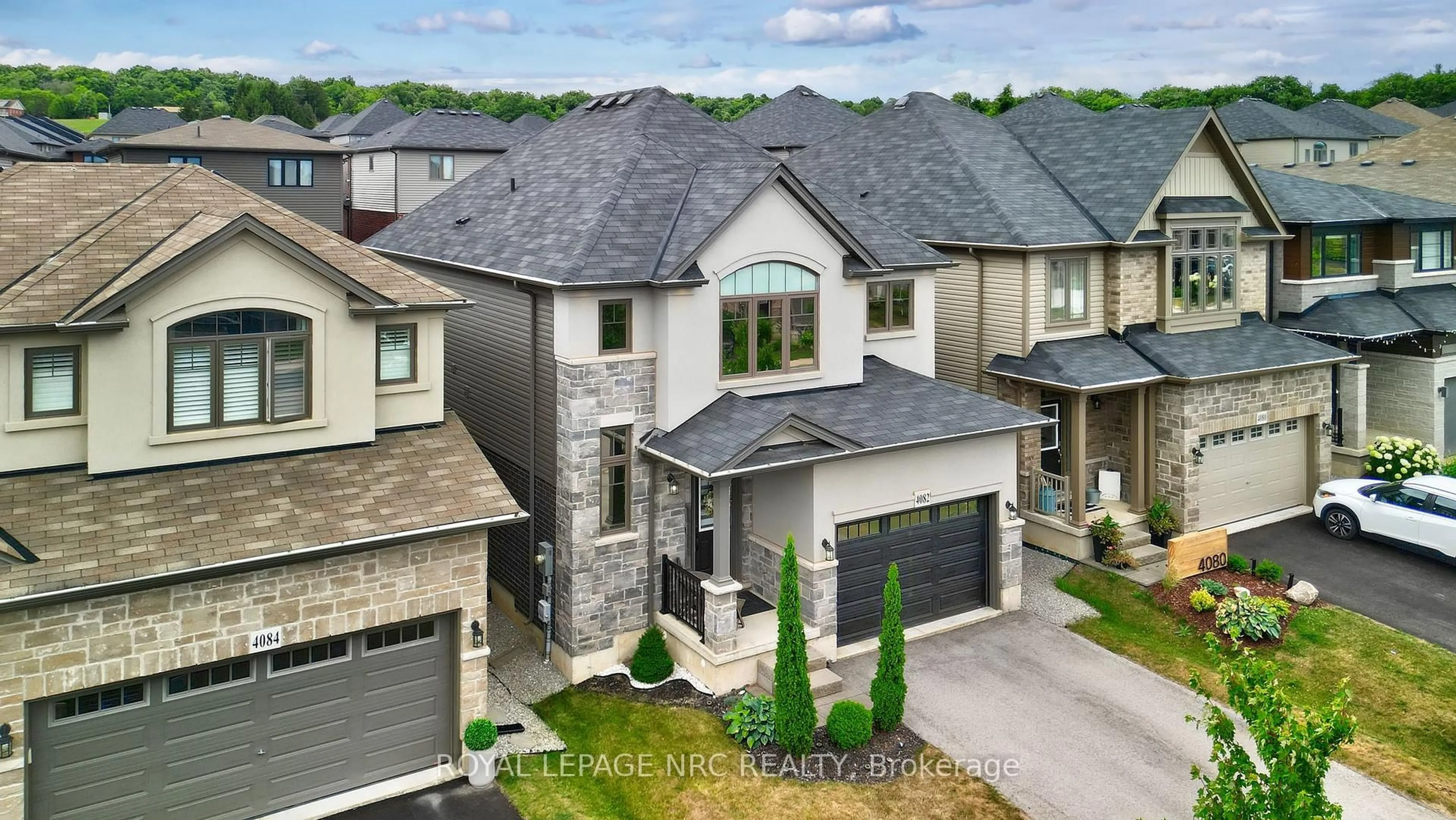 A pic from outside/outdoor area/front of a property/back of a property/a pic from drone, street for 4082 Healing St, Lincoln Ontario L3J 0S3