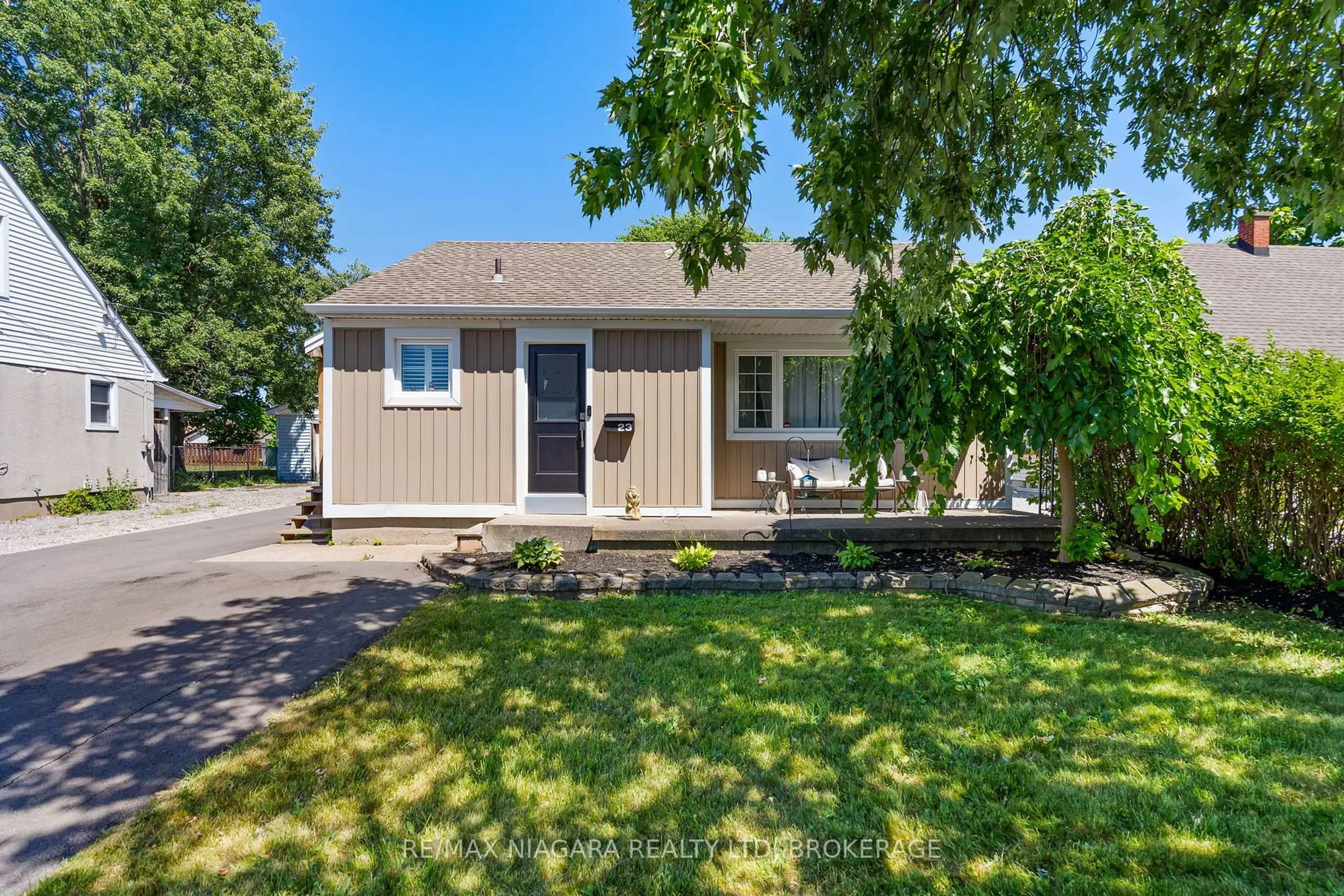Home with vinyl exterior material, street for 23 BLAIN Pl, St. Catharines Ontario L2P 2R4