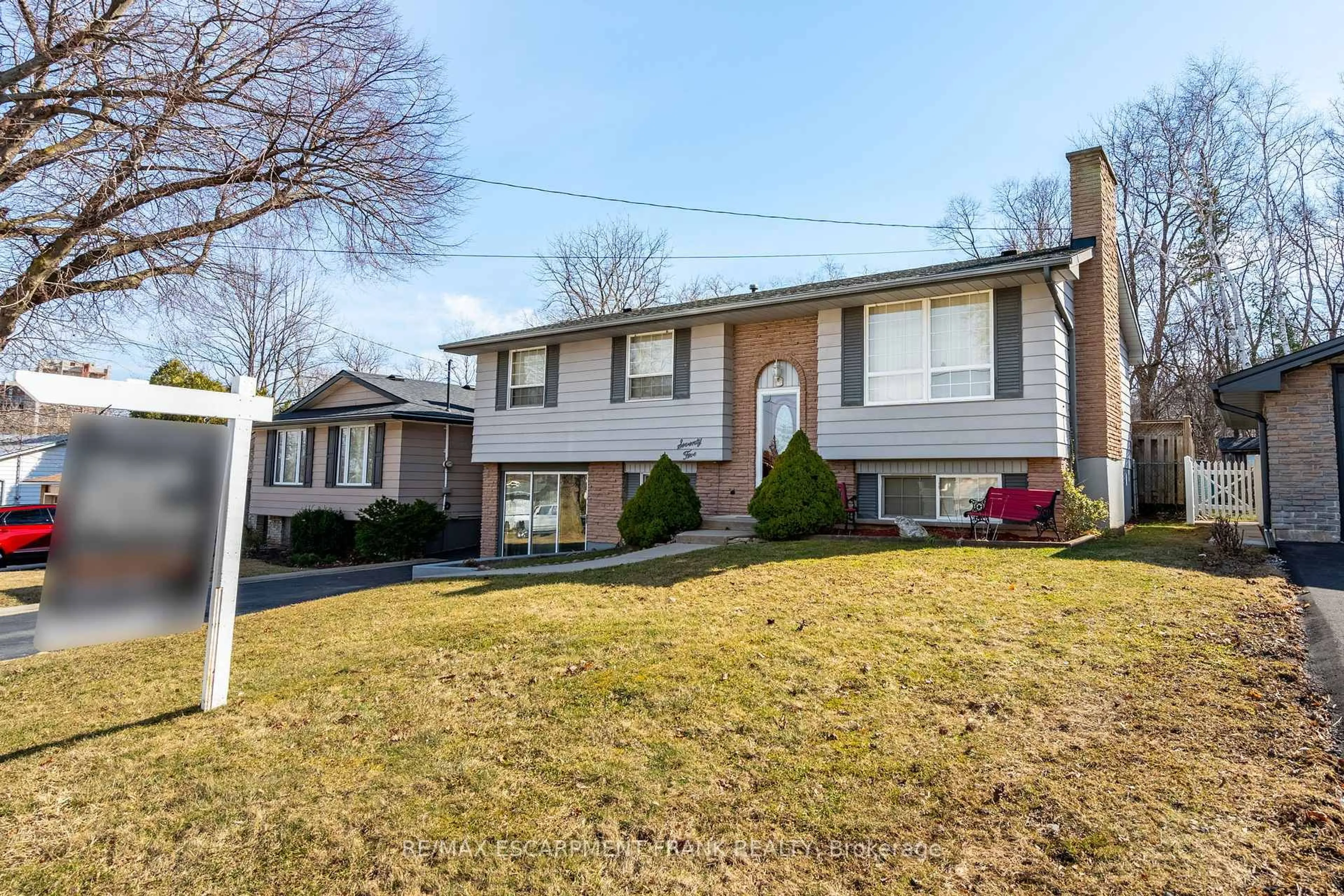 Home with vinyl exterior material, street for 75 Hanover Pl, Hamilton Ontario L8L 5X7
