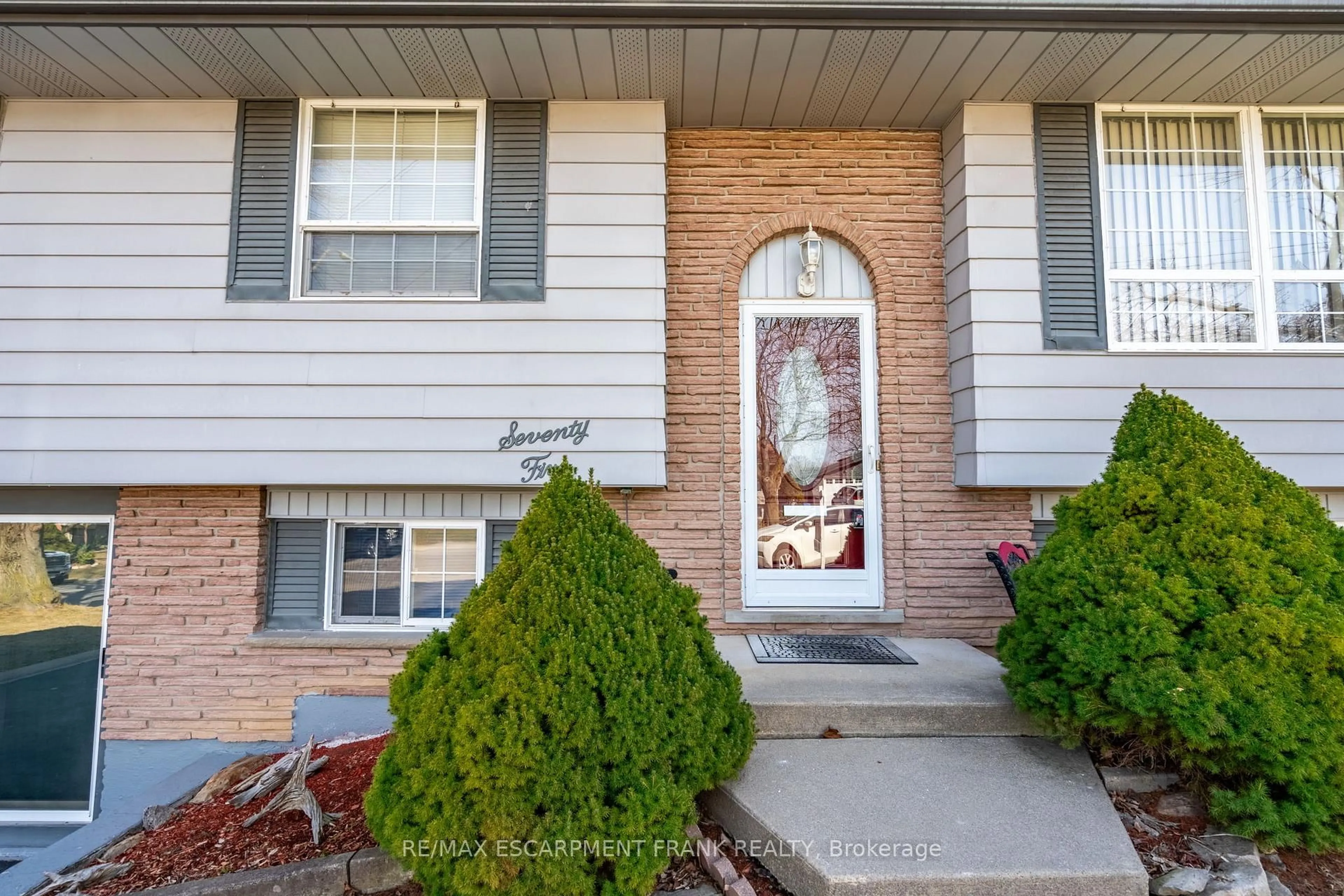 Home with vinyl exterior material, street for 75 Hanover Pl, Hamilton Ontario L8L 5X7