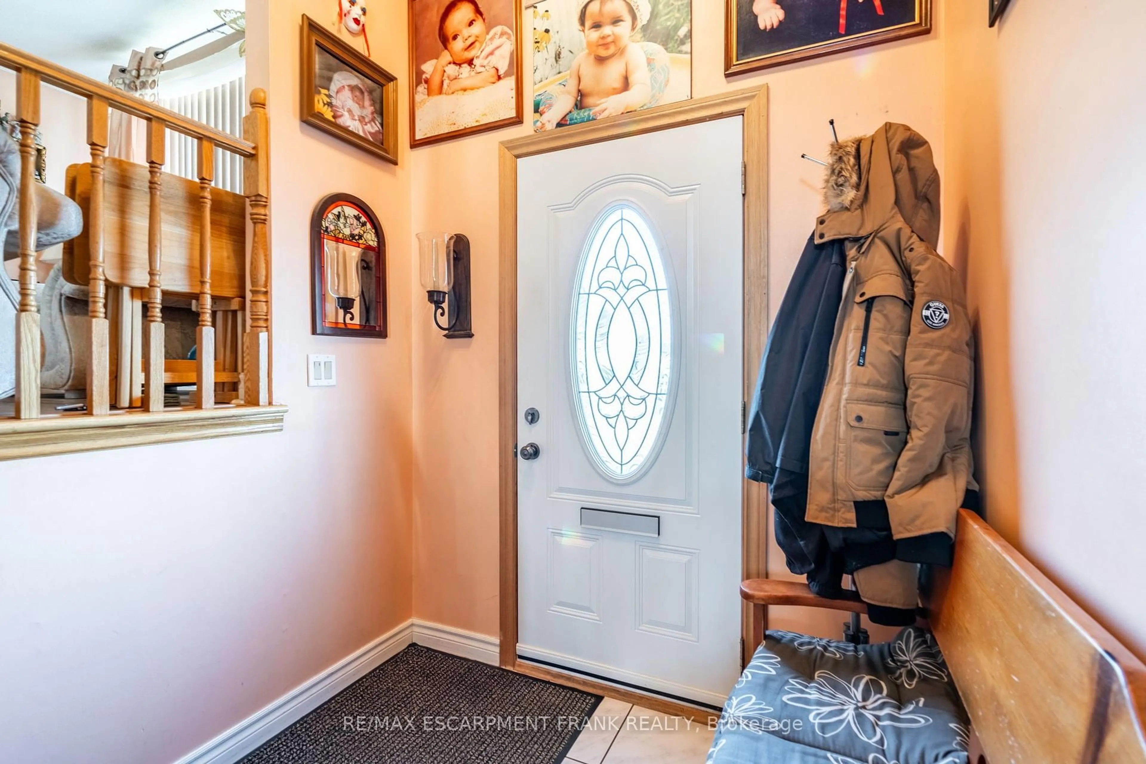 Indoor entryway for 75 Hanover Pl, Hamilton Ontario L8L 5X7