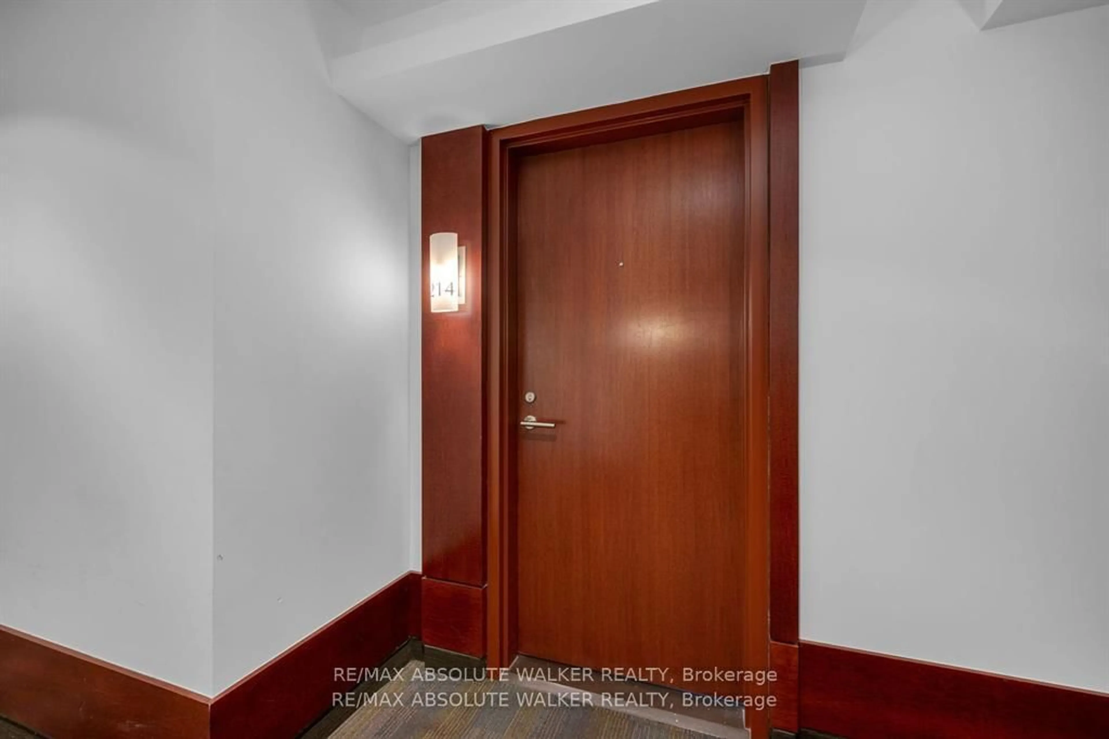 Indoor foyer for 575 Byron Ave #214, Ottawa Ontario K2A 1R7