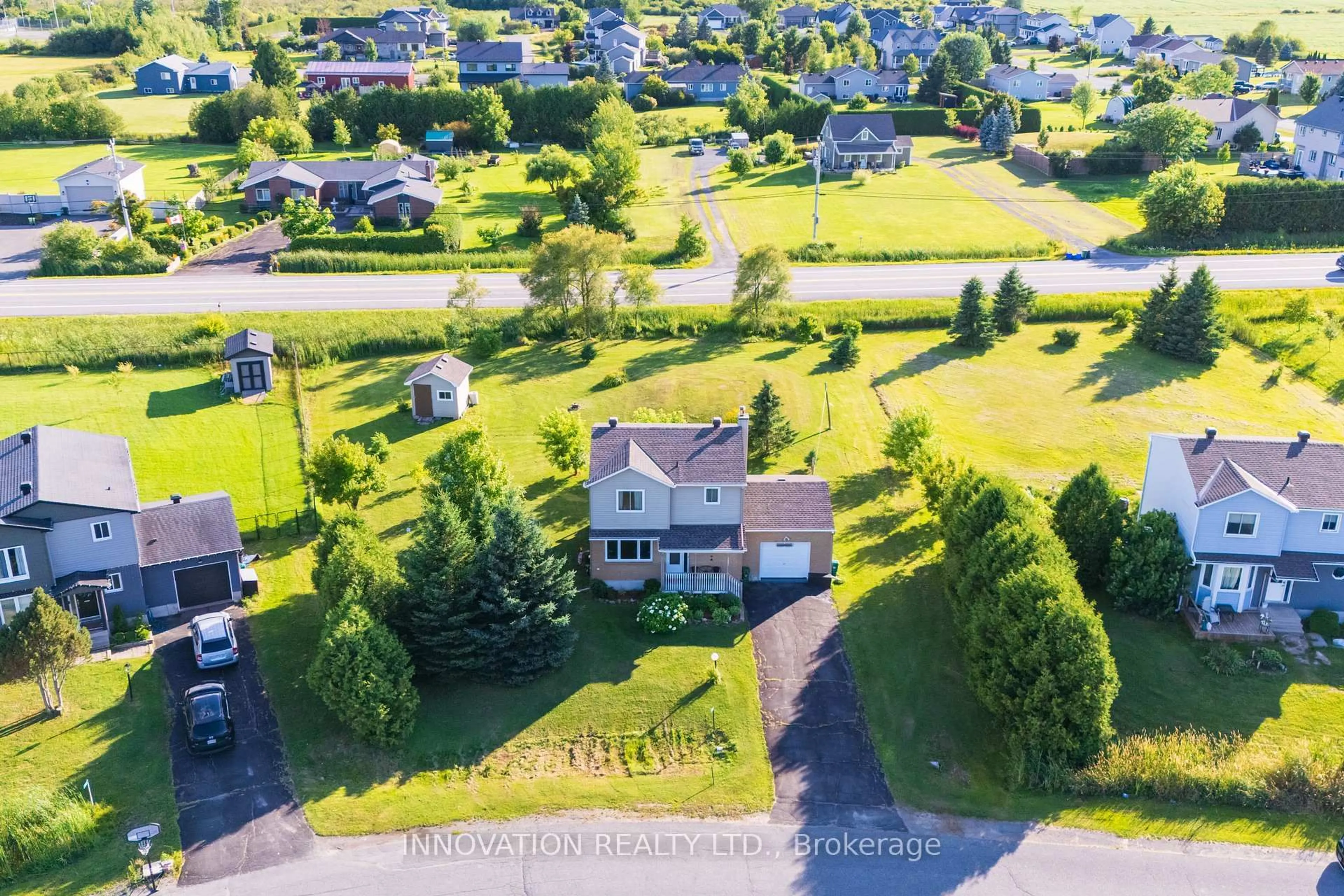 A pic from outside/outdoor area/front of a property/back of a property/a pic from drone, unknown for 105 Cricket Cres, Ottawa Ontario K0A 1T0