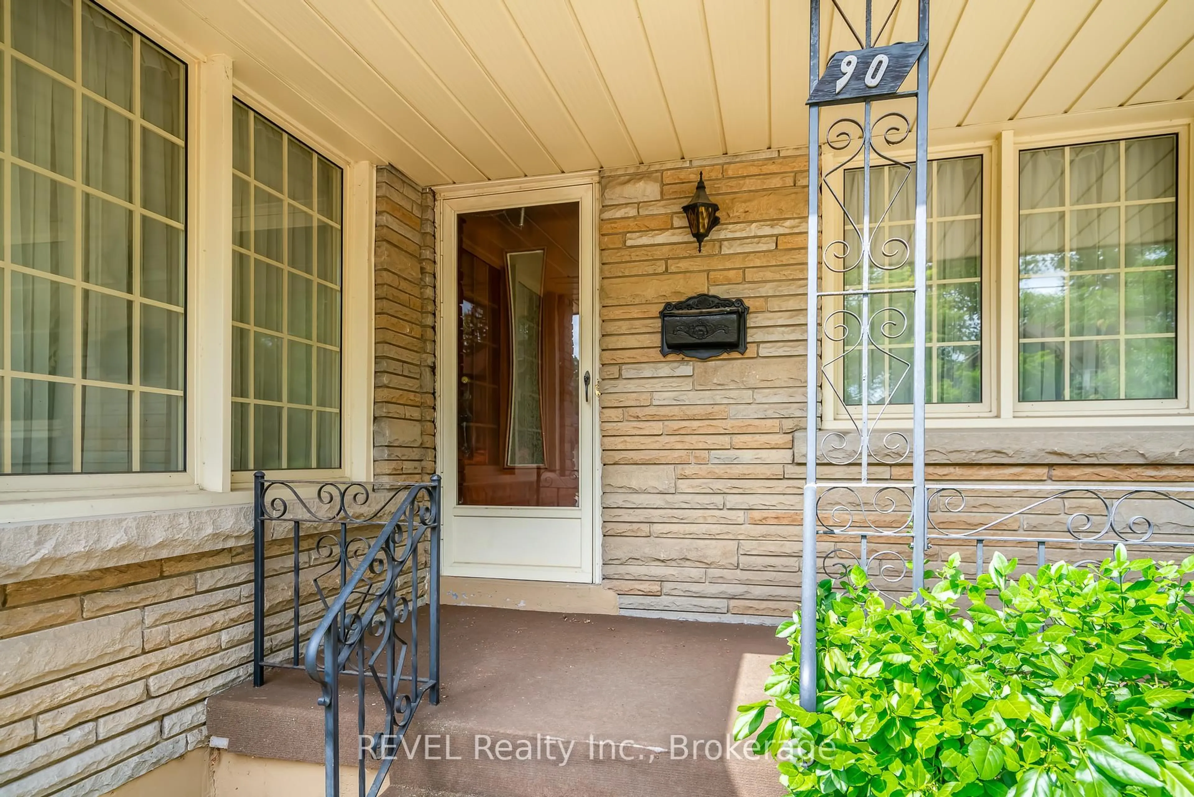 Indoor entryway for 90 Glenridge Ave, St. Catharines Ontario L2R 4X3