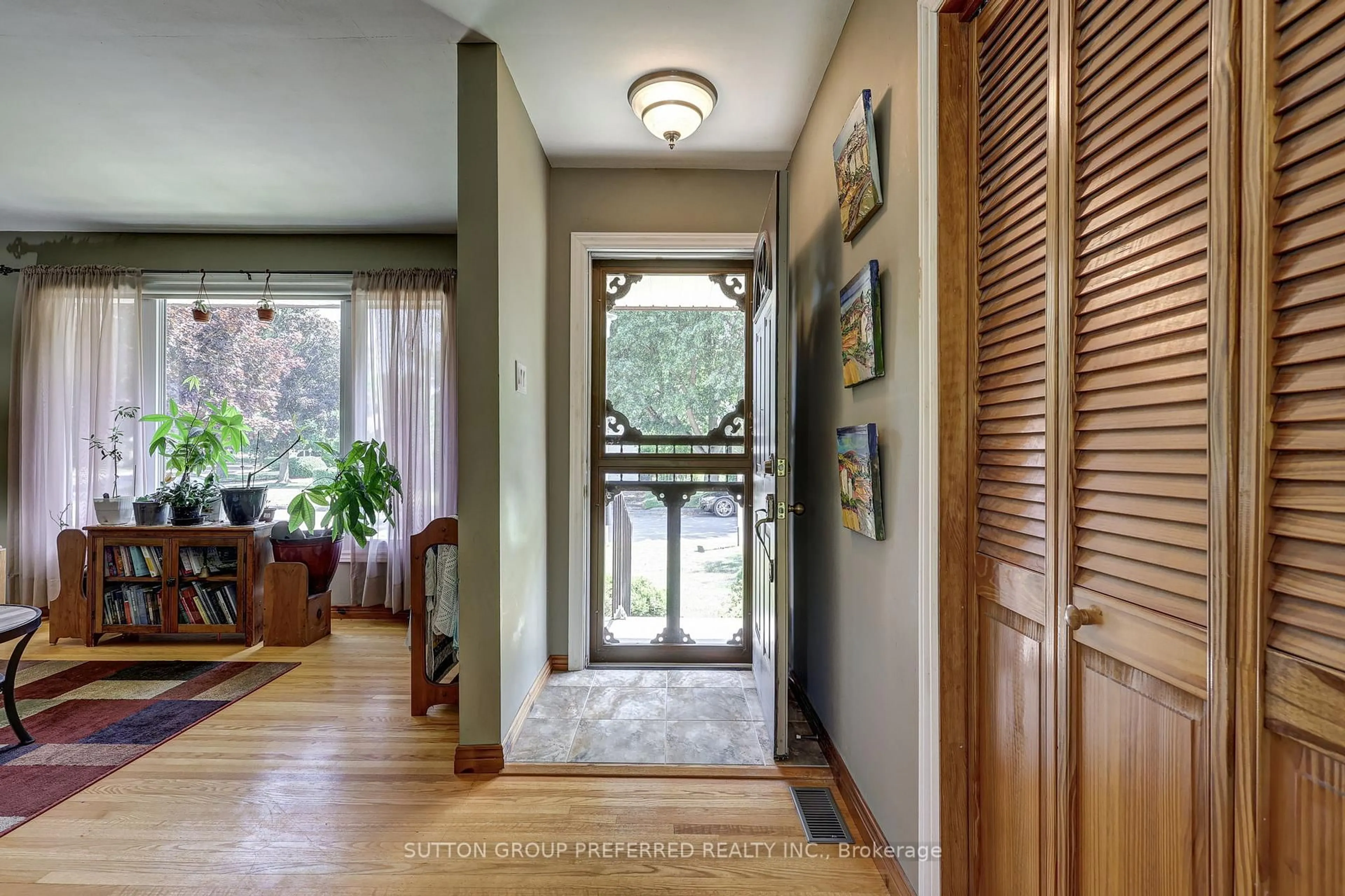 Indoor entryway for 20 Amy Cres, London East Ontario N5Y 4A6
