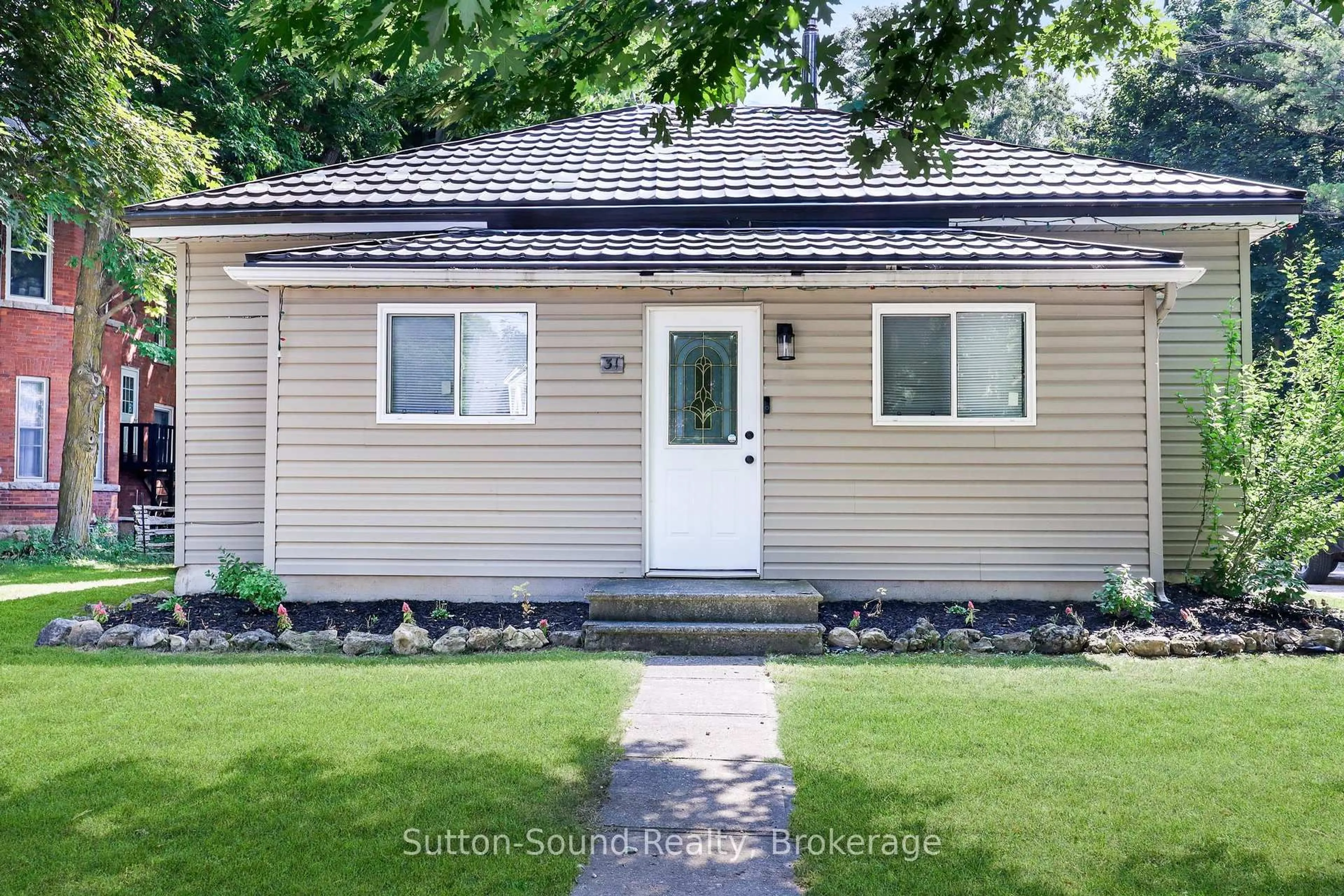 Home with vinyl exterior material, street for 31 Yonge St, Arran-Elderslie Ontario N0H 2N0