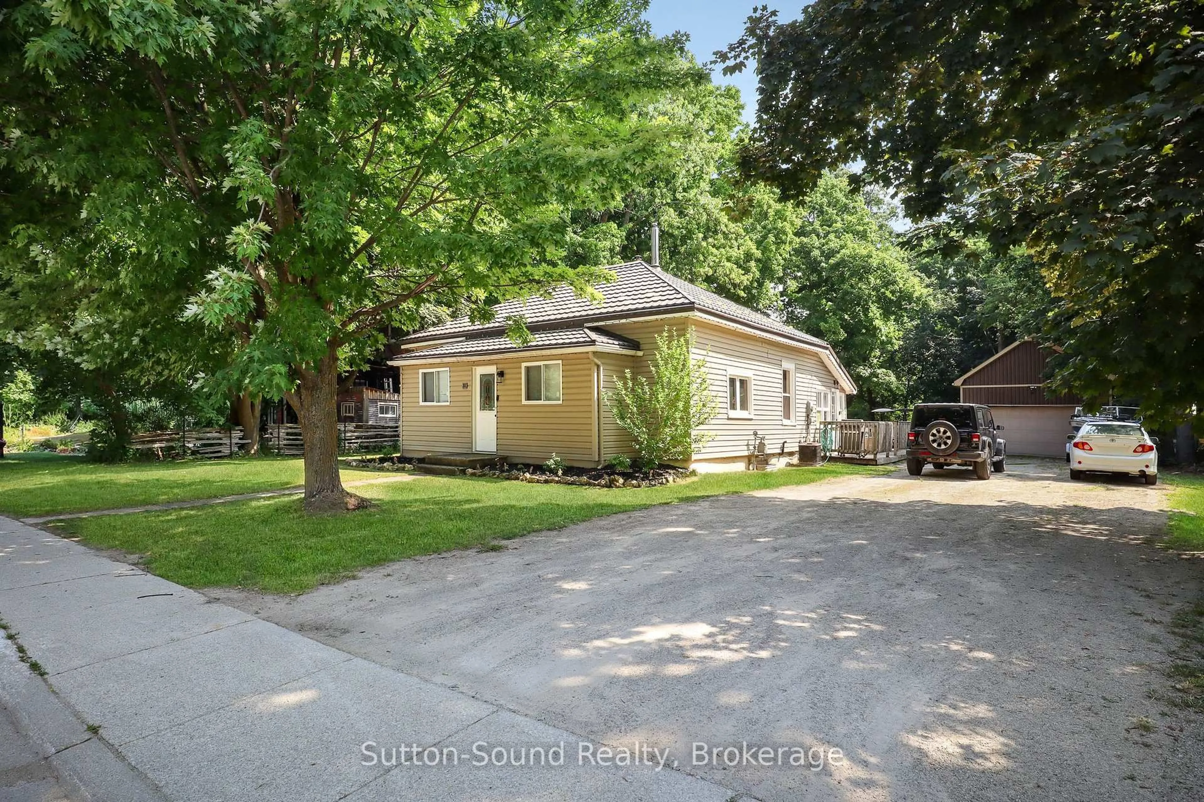 A pic from outside/outdoor area/front of a property/back of a property/a pic from drone, street for 31 Yonge St, Arran-Elderslie Ontario N0H 2N0