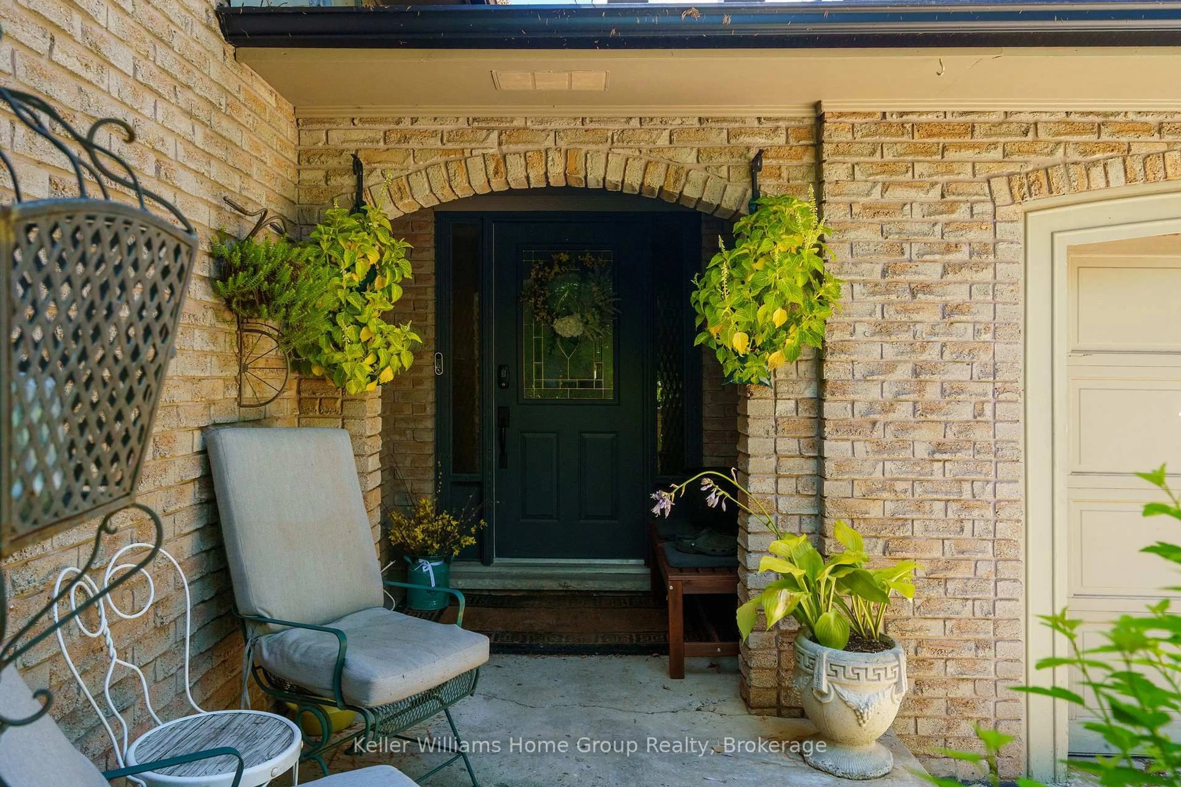 Indoor entryway for 235 Concession 11 Rd, Hamilton Ontario L8B 1H7