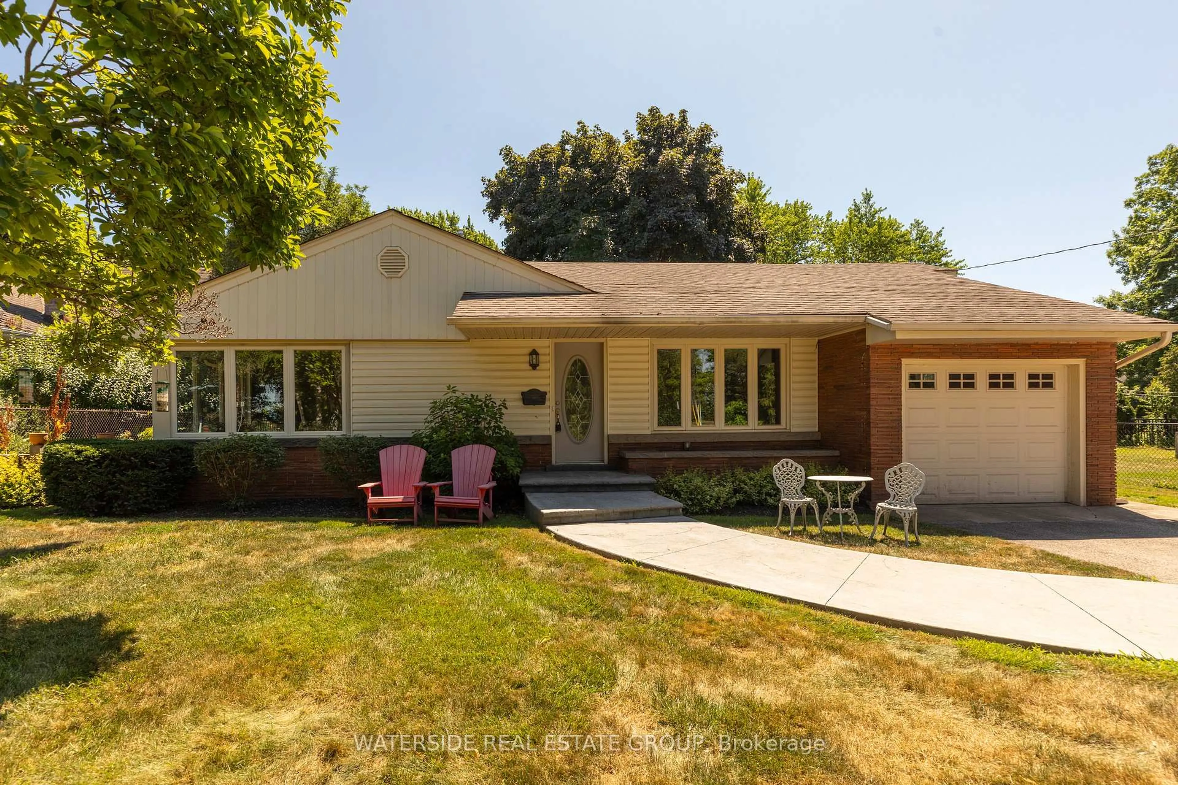 Home with brick exterior material, street for 20 Mountain Brow Blvd, Hamilton Ontario L8T 1A3